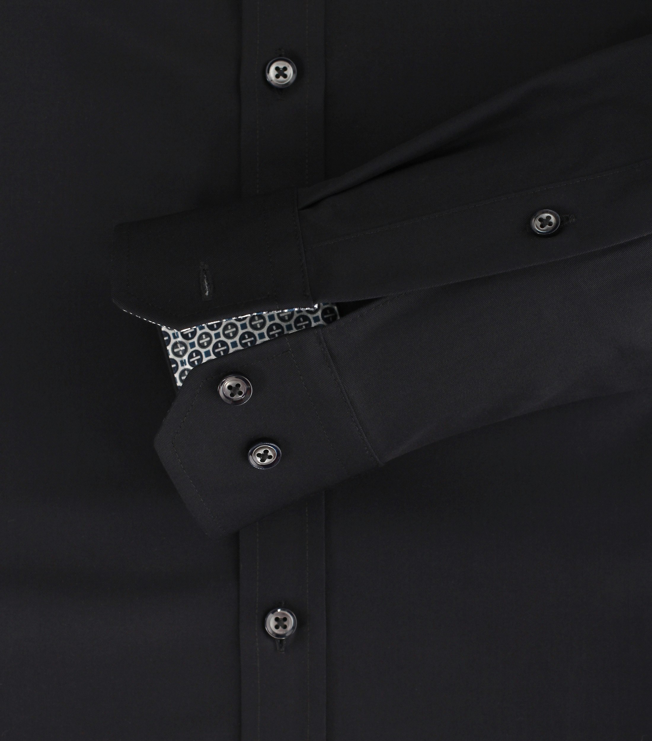 Ein Businesshemd im uni Muster in der Farbe Schwarz