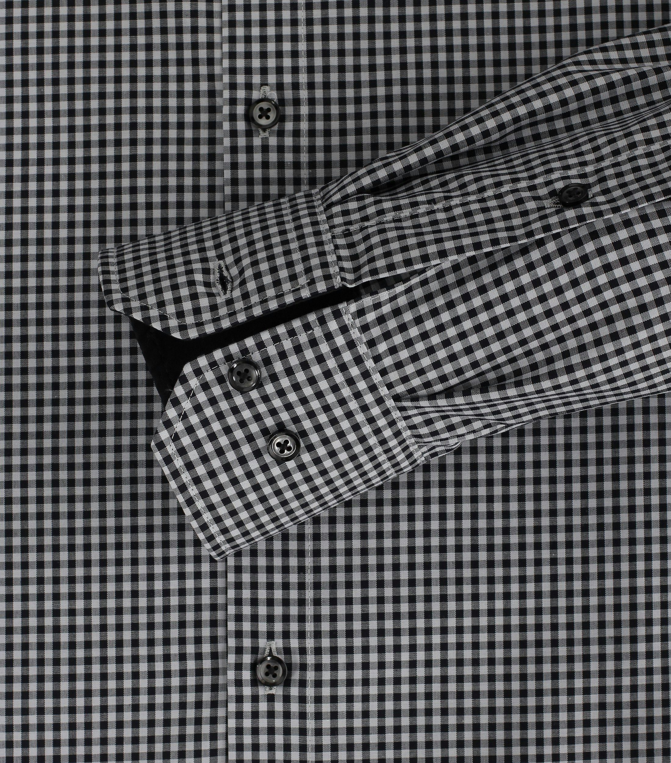 Ein Businesshemd im kariert Muster in der Farbe Grau