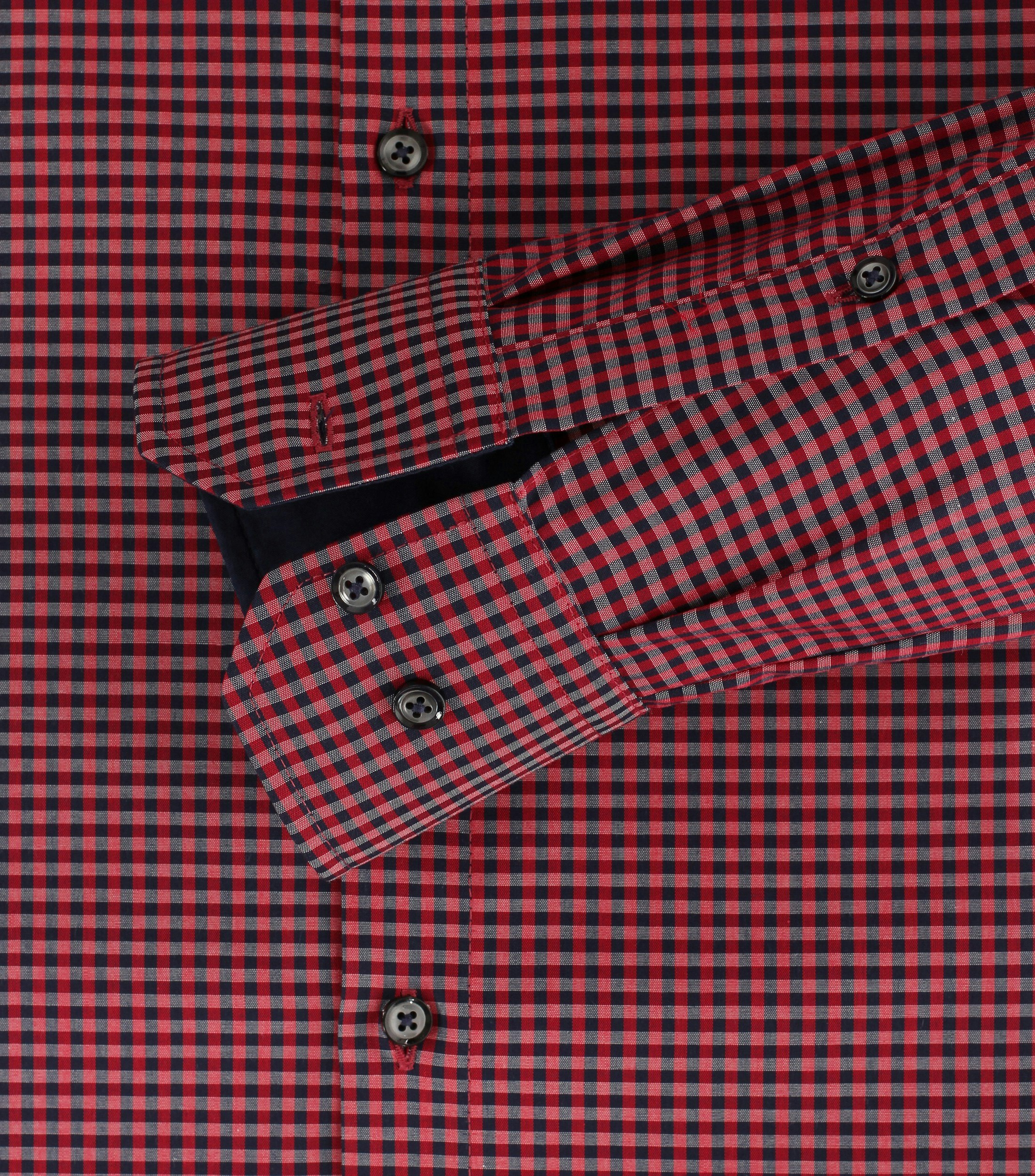 Ein Businesshemd im kariert Muster in der Farbe Rot