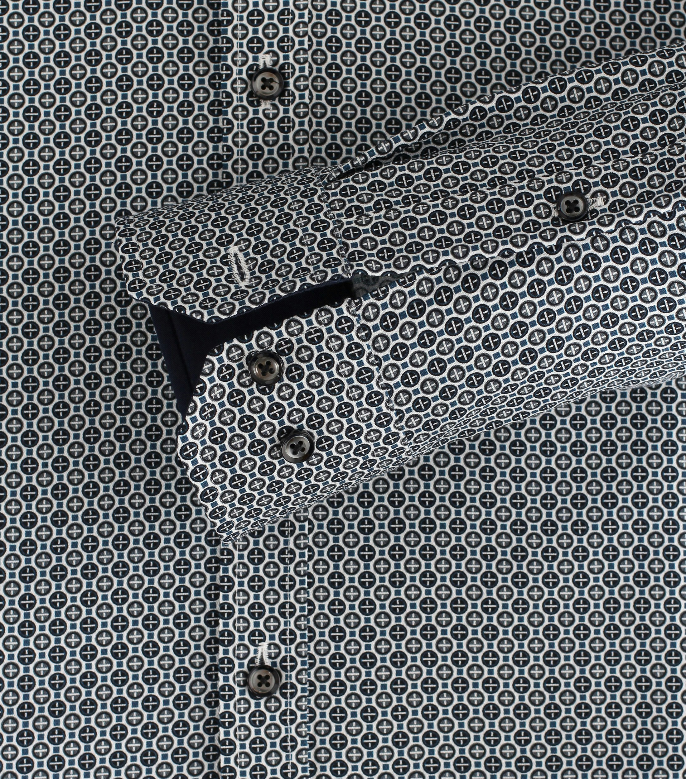Das Model trägt ein Businesshemd im Print Muster in der Farbe Dunkelblau