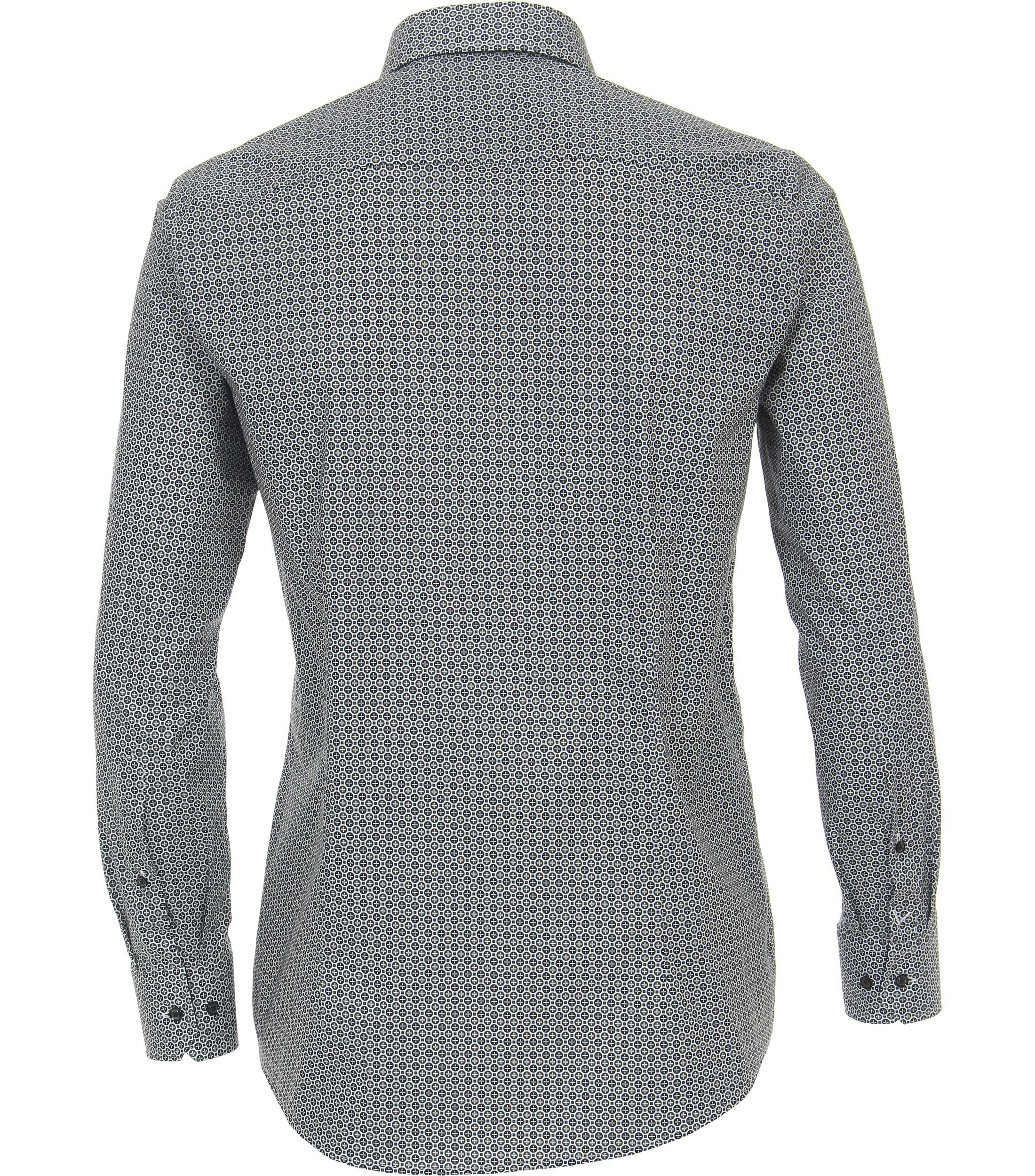 Das Model trägt ein Businesshemd im Print Muster in der Farbe Dunkelblau