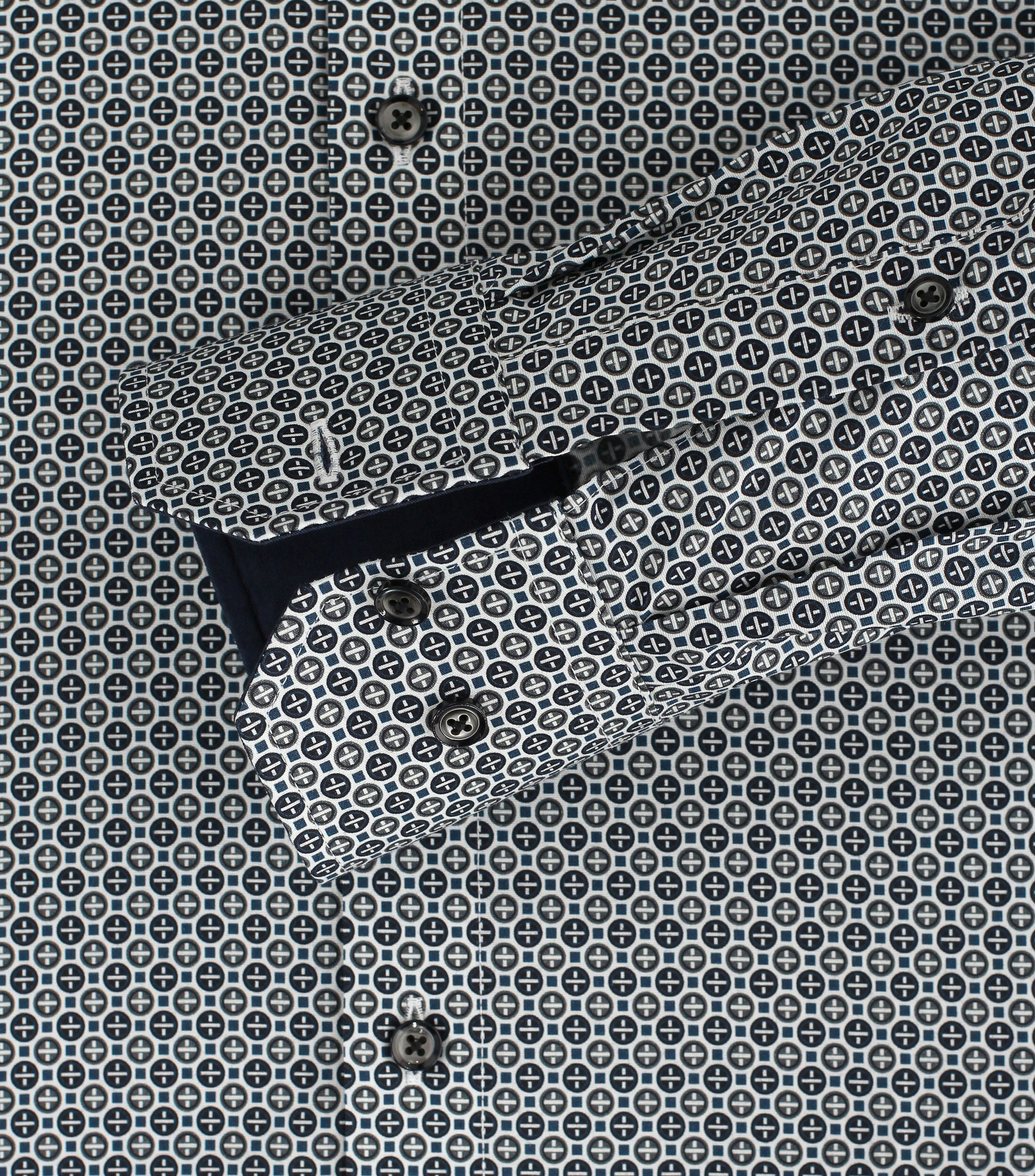 Das Model trägt ein Businesshemd im Print Muster in der Farbe Dunkelblau