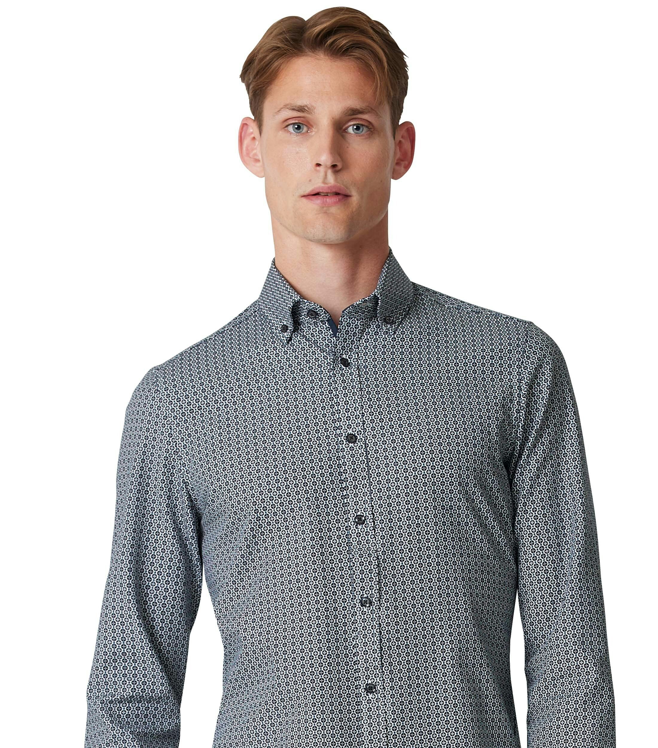 Das Model trägt ein Businesshemd im Print Muster in der Farbe Dunkelblau