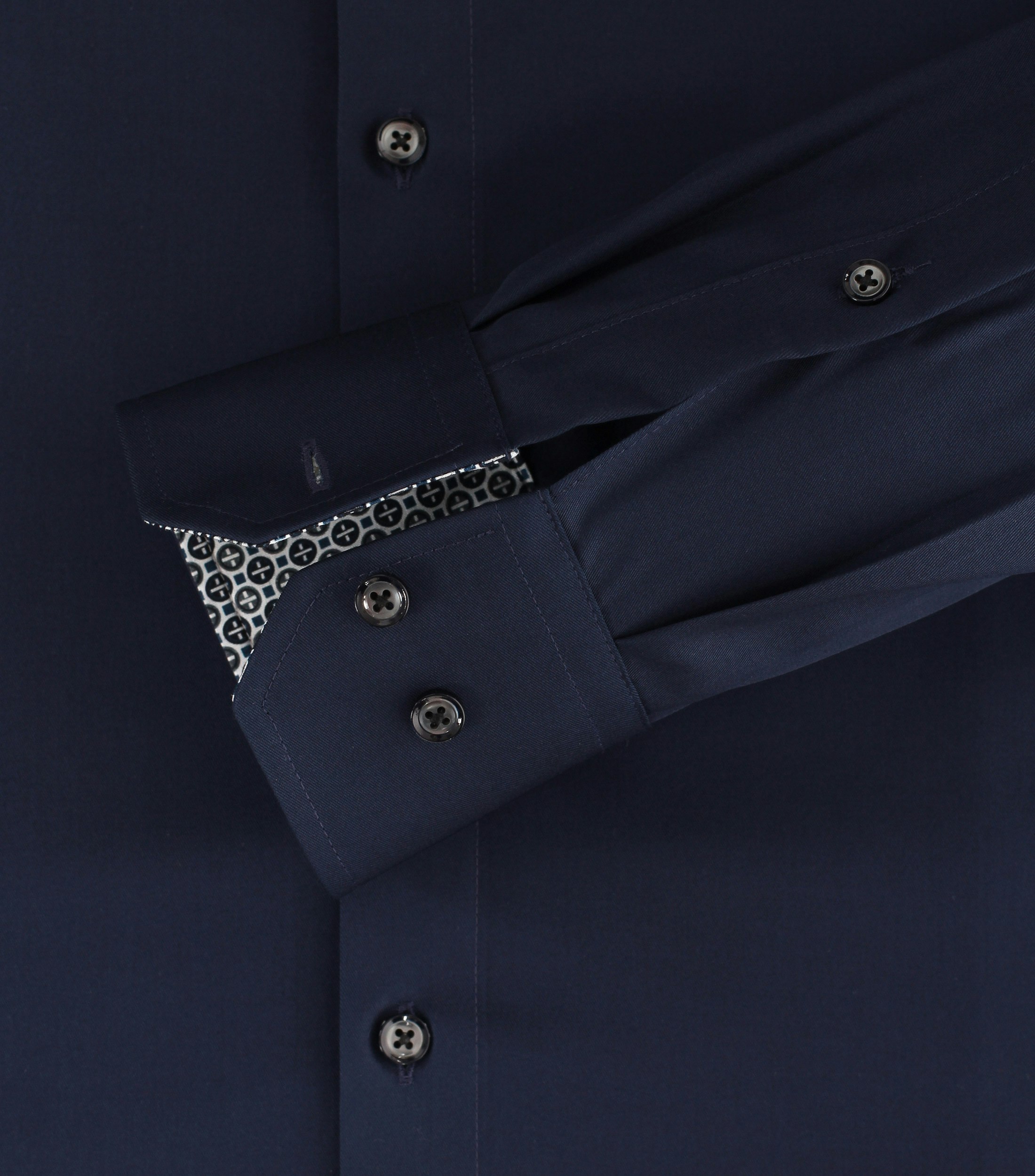 Ein Businesshemd im uni Muster in der Farbe Dunkelblau