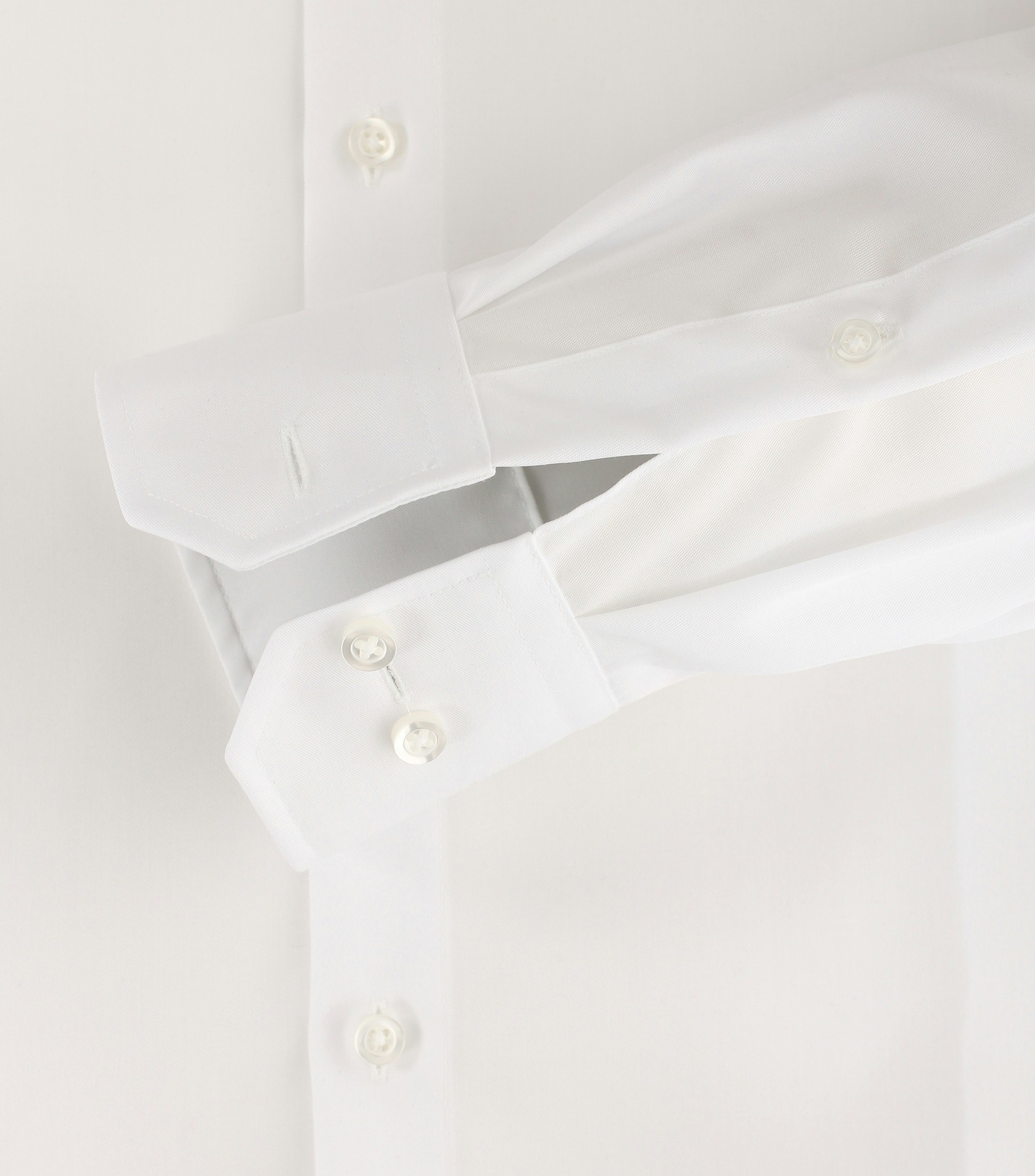 Das Model trägt ein Businesshemd im uni Muster in der Farbe Weiß