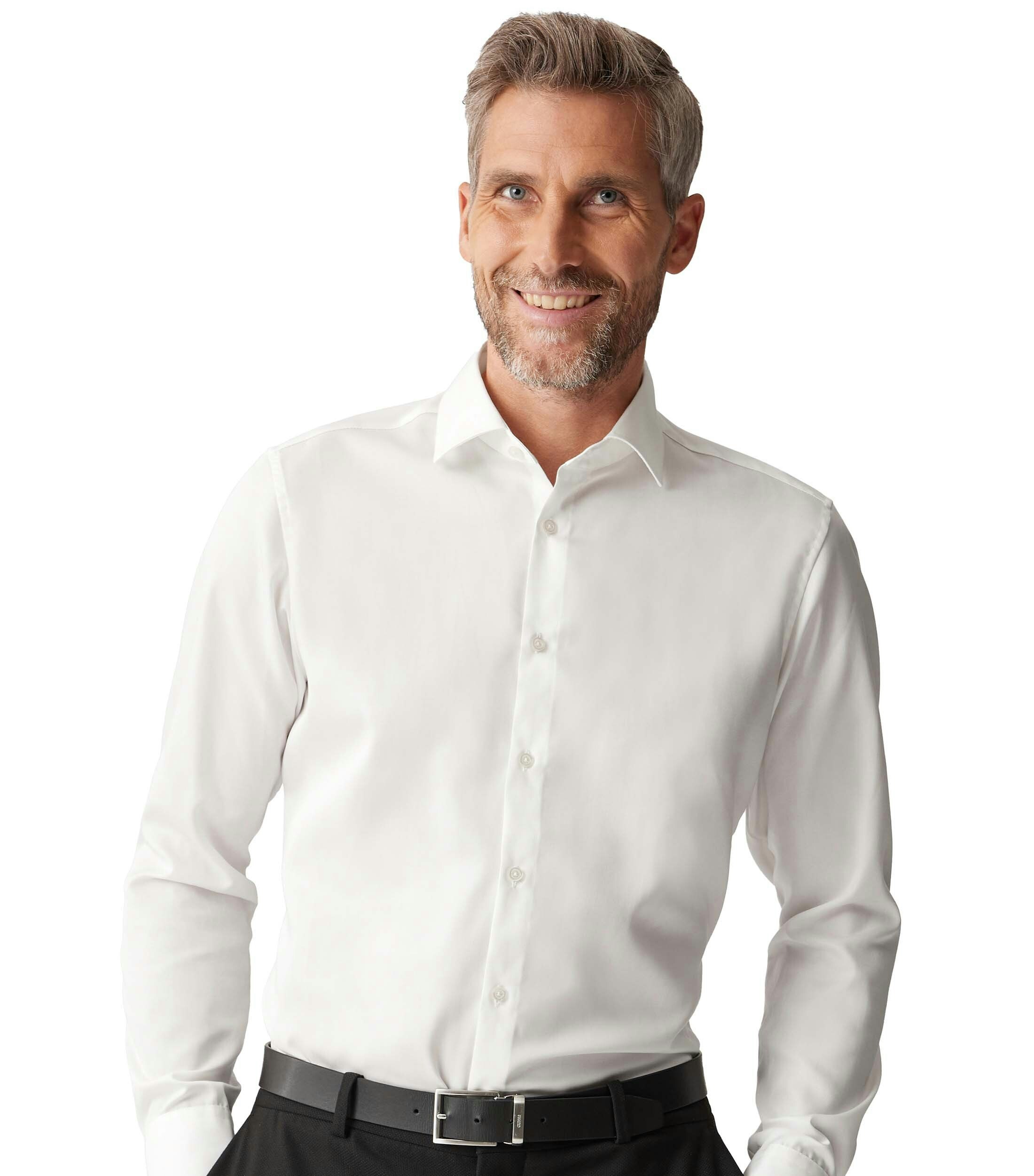 Das Model trägt ein Businesshemd im uni Muster in der Farbe Weiß