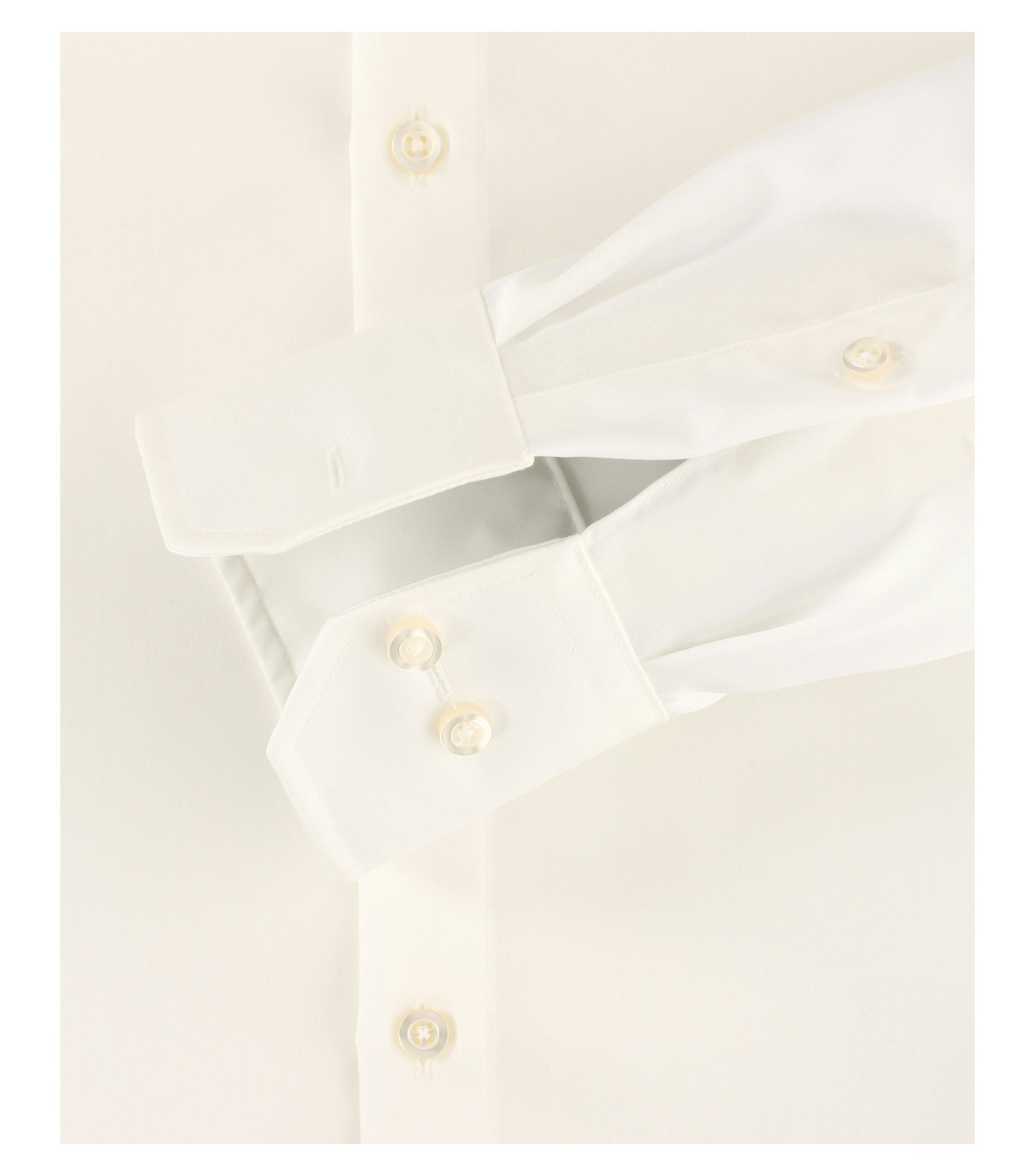 Das Model trägt ein Businesshemd im uni Muster in der Farbe Champagner