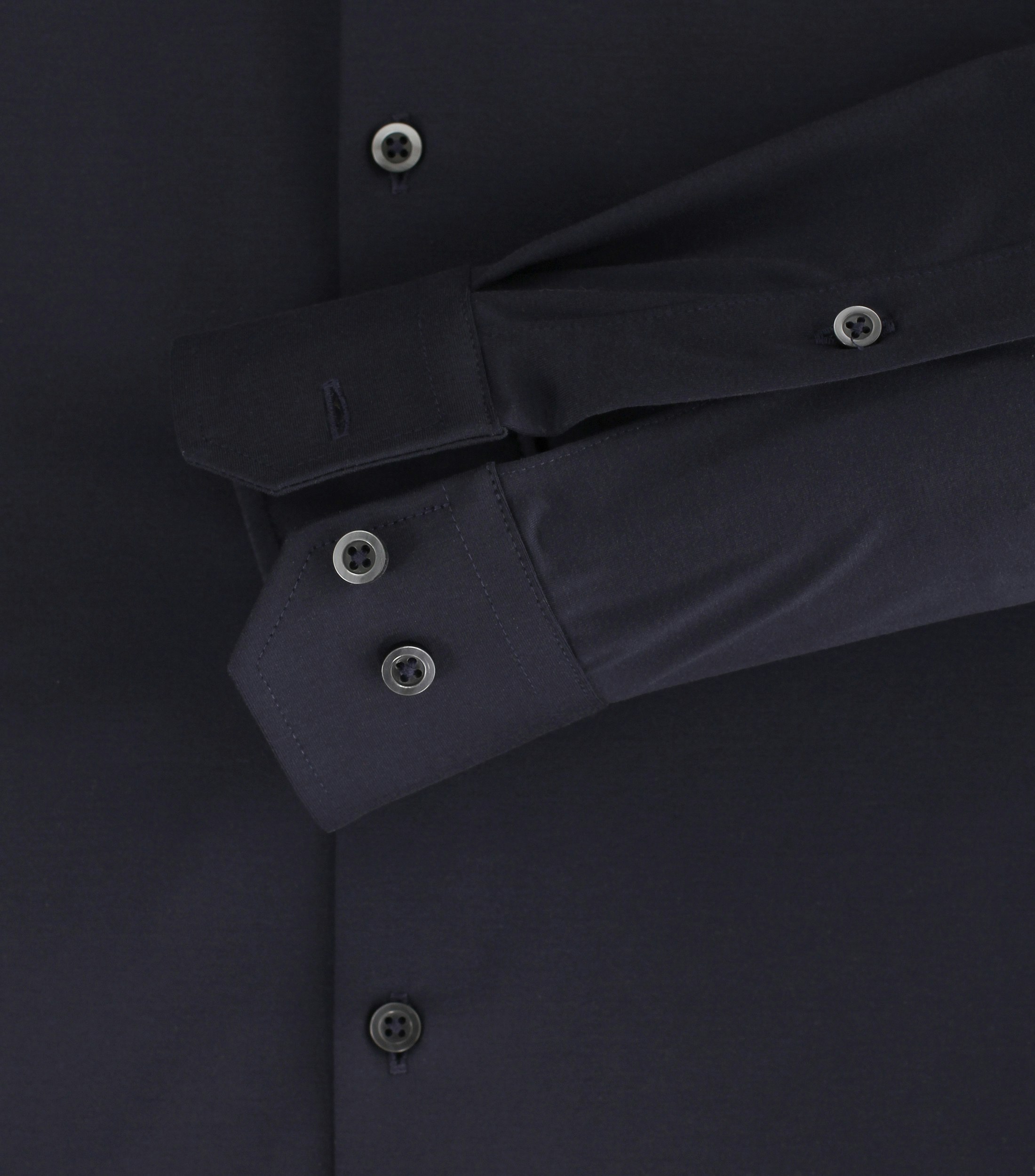 Ein Businesshemd im uni Muster in der Farbe Dunkelblau