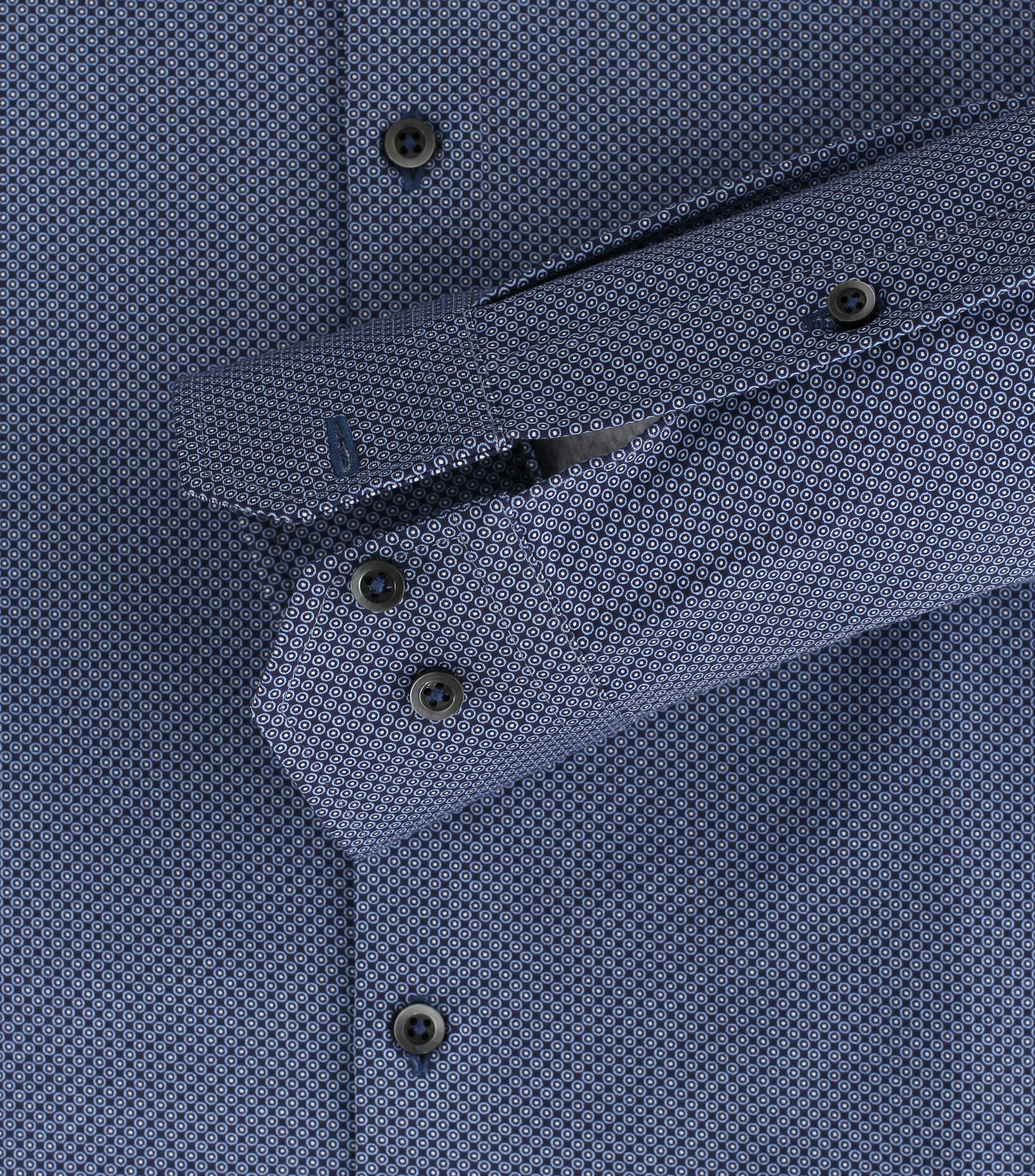 Ein Businesshemd im Print Muster in der Farbe Mittelblau