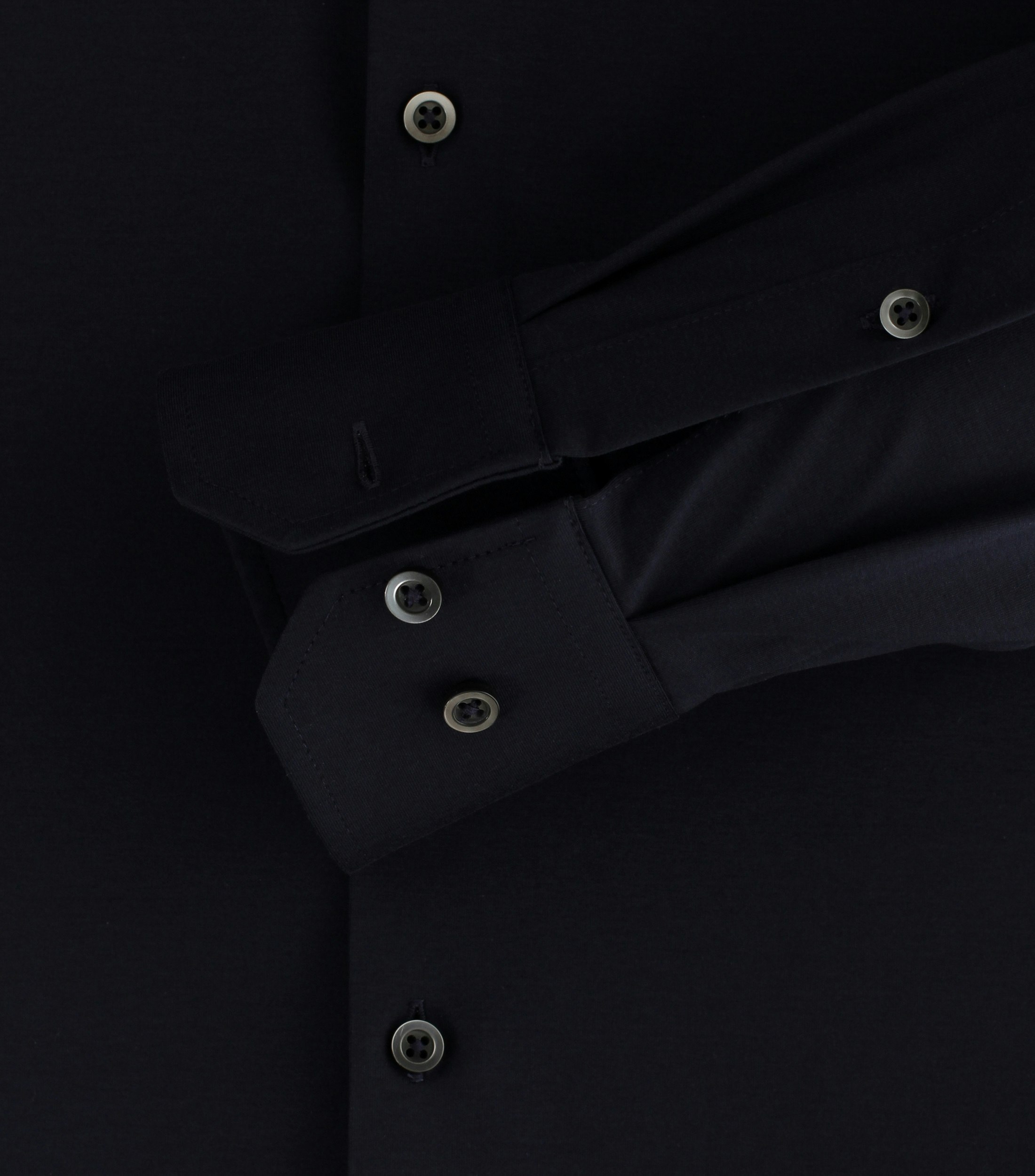 Das Model trägt ein Businesshemd im uni Muster in der Farbe Dunkelblau