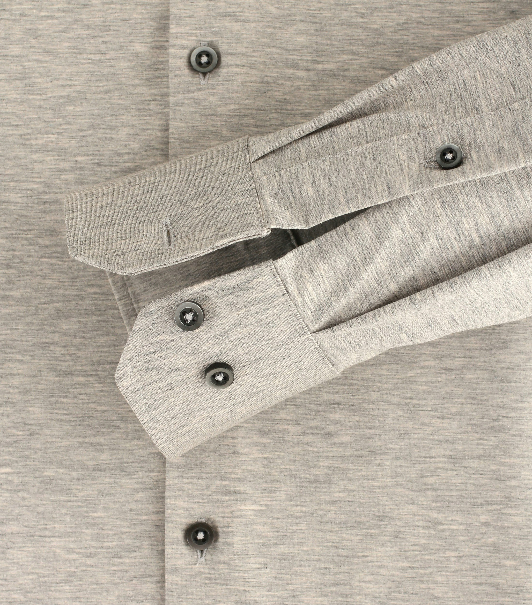 Das Model trägt ein Businesshemd im uni Muster in der Farbe Hellgrau