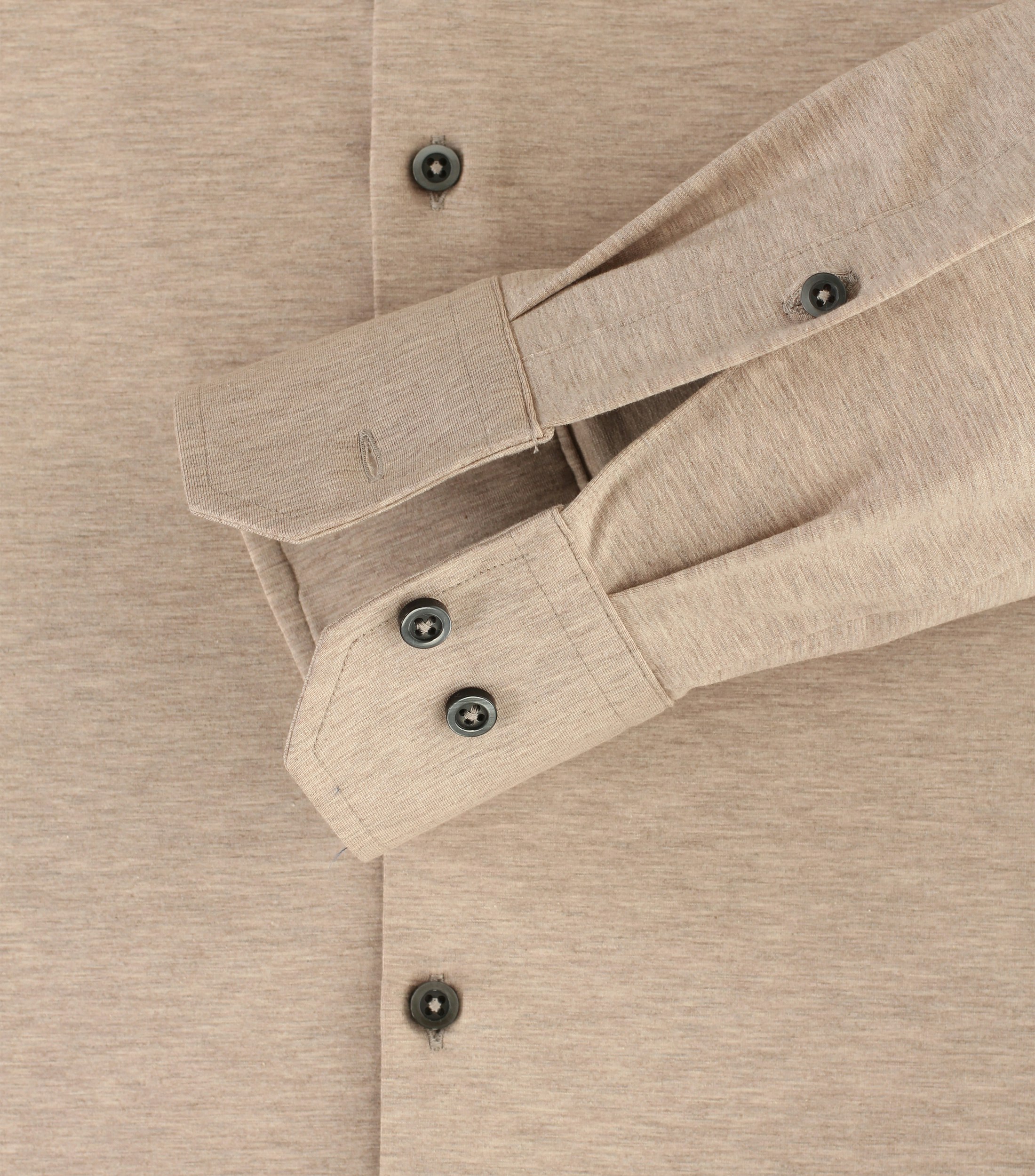 Das Model trägt ein Businesshemd im uni Muster in der Farbe Hellbraun