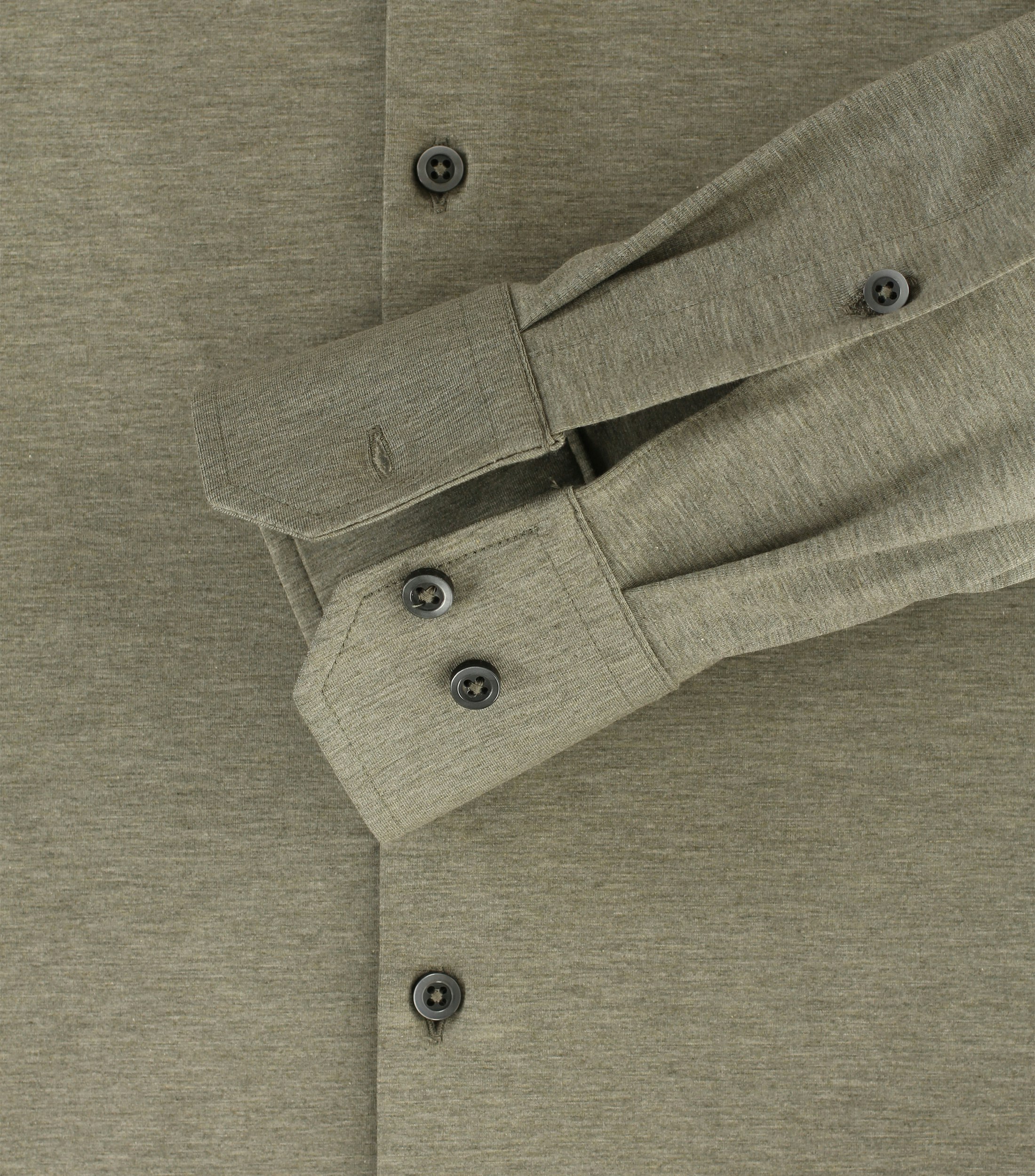 Das Model trägt ein Businesshemd im uni Muster in der Farbe Olive