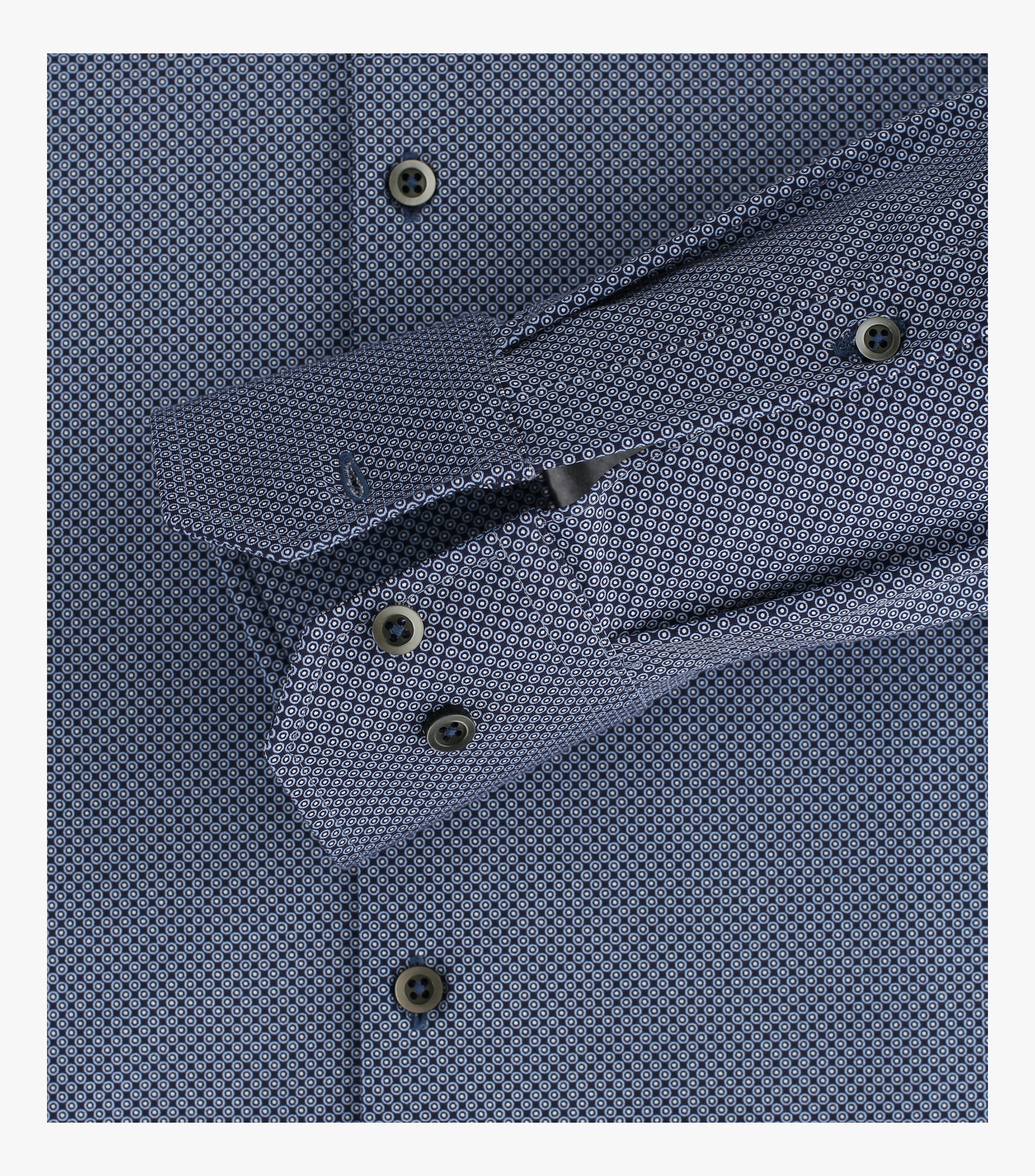 Ein Businesshemd im Print Muster in der Farbe Mittelblau