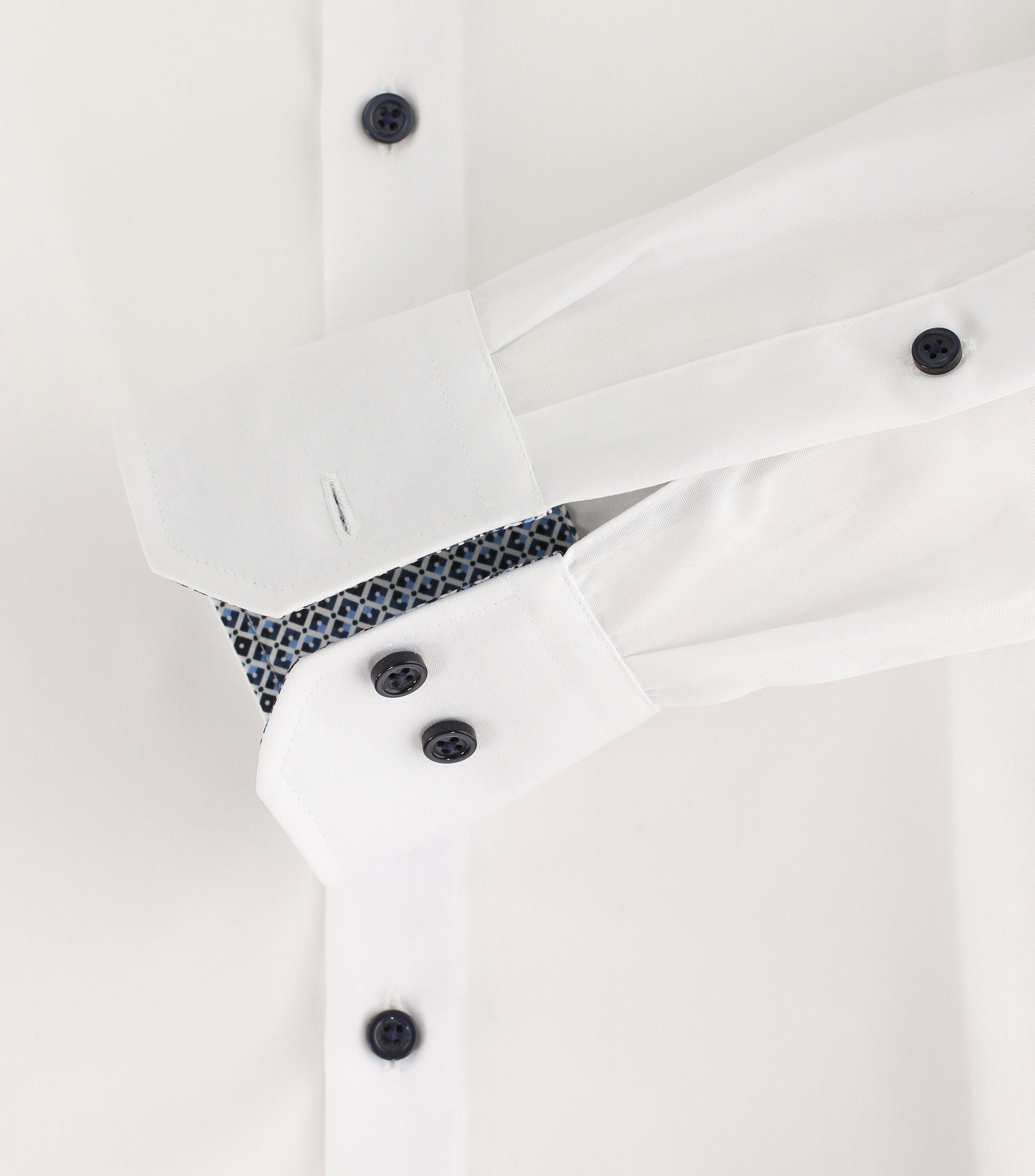 Ein Businesshemd im uni Muster in der Farbe Weiß