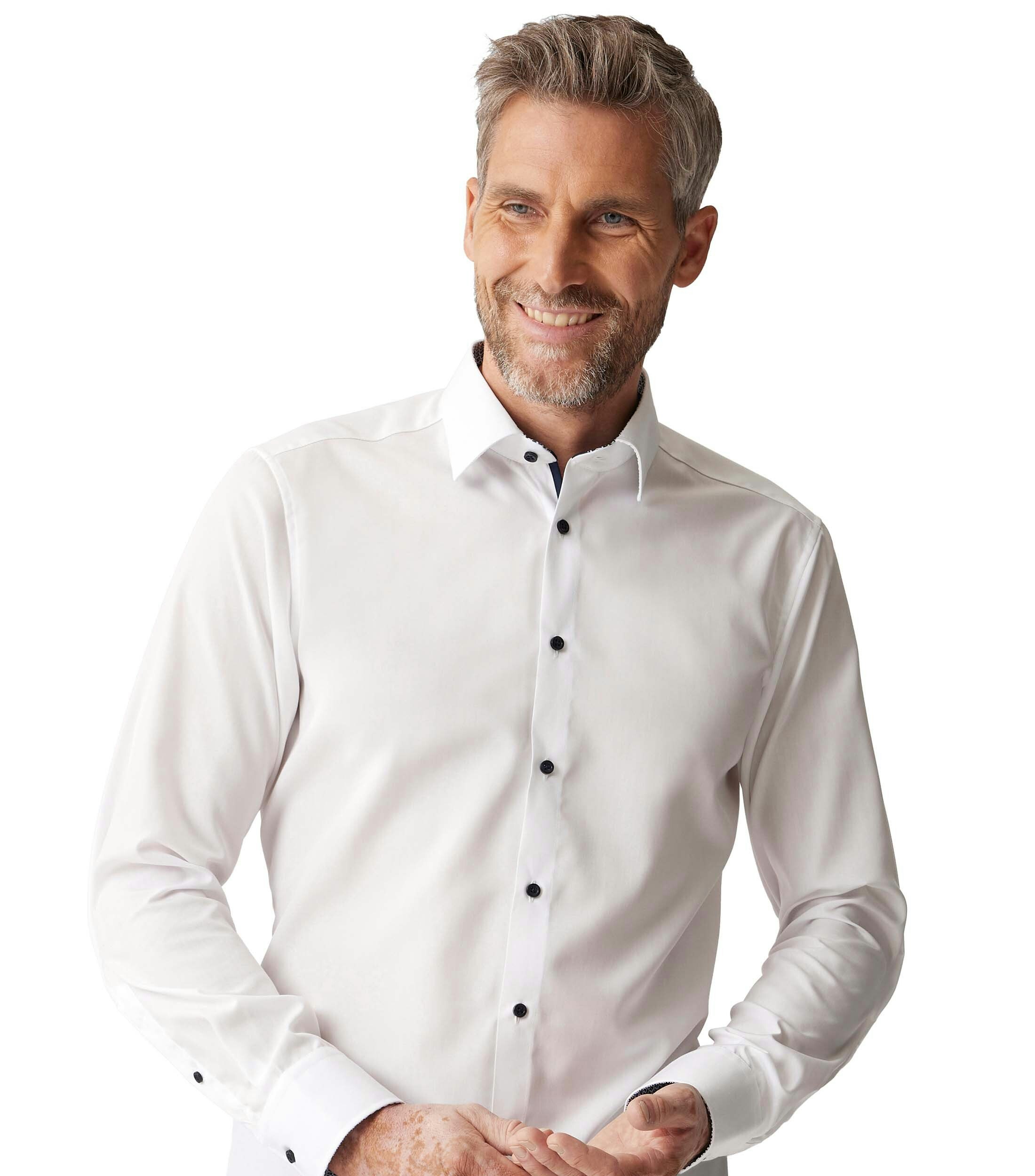 Ein Businesshemd im uni Muster in der Farbe Weiß