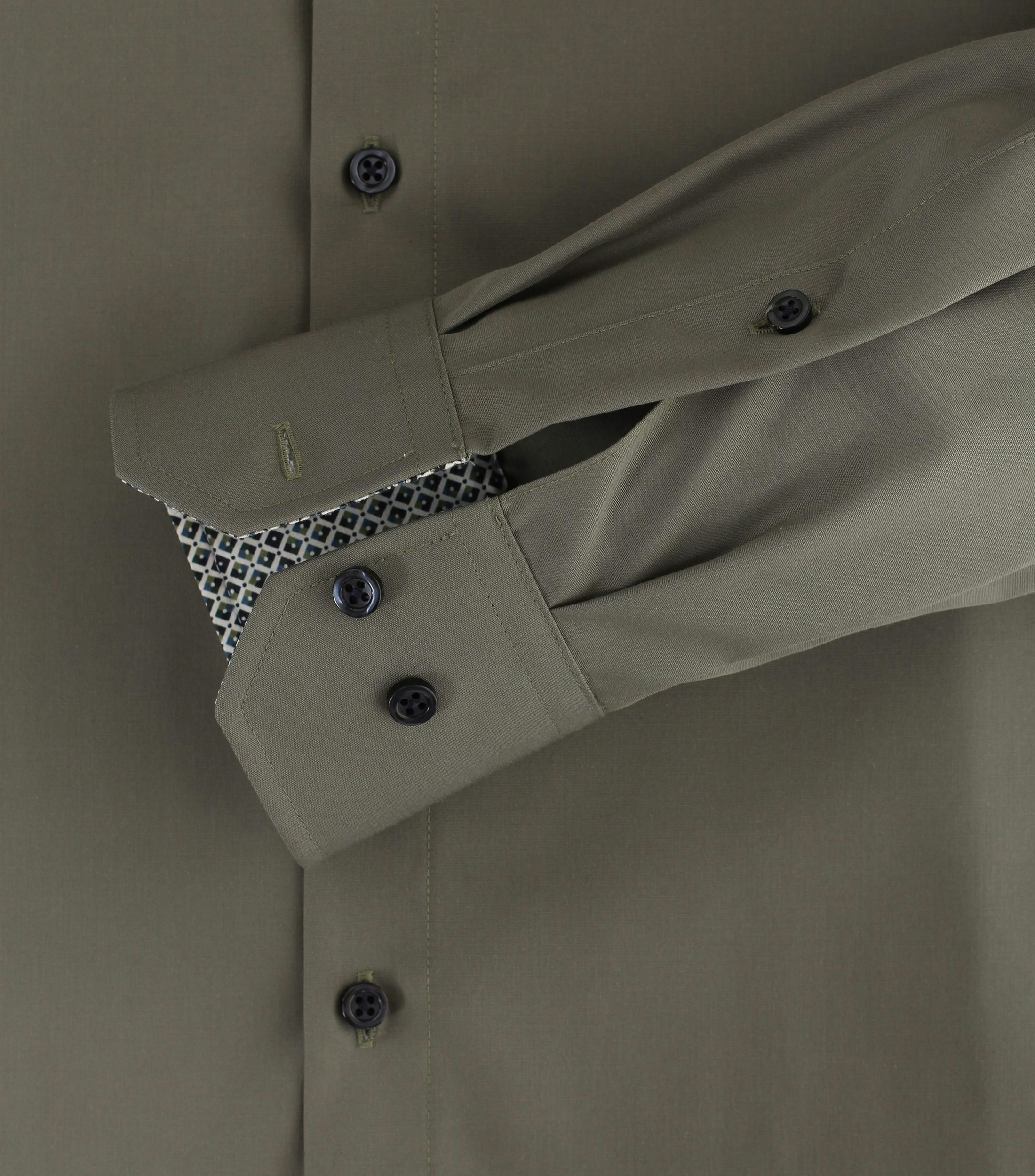 Ein Businesshemd im uni Muster in der Farbe Olive