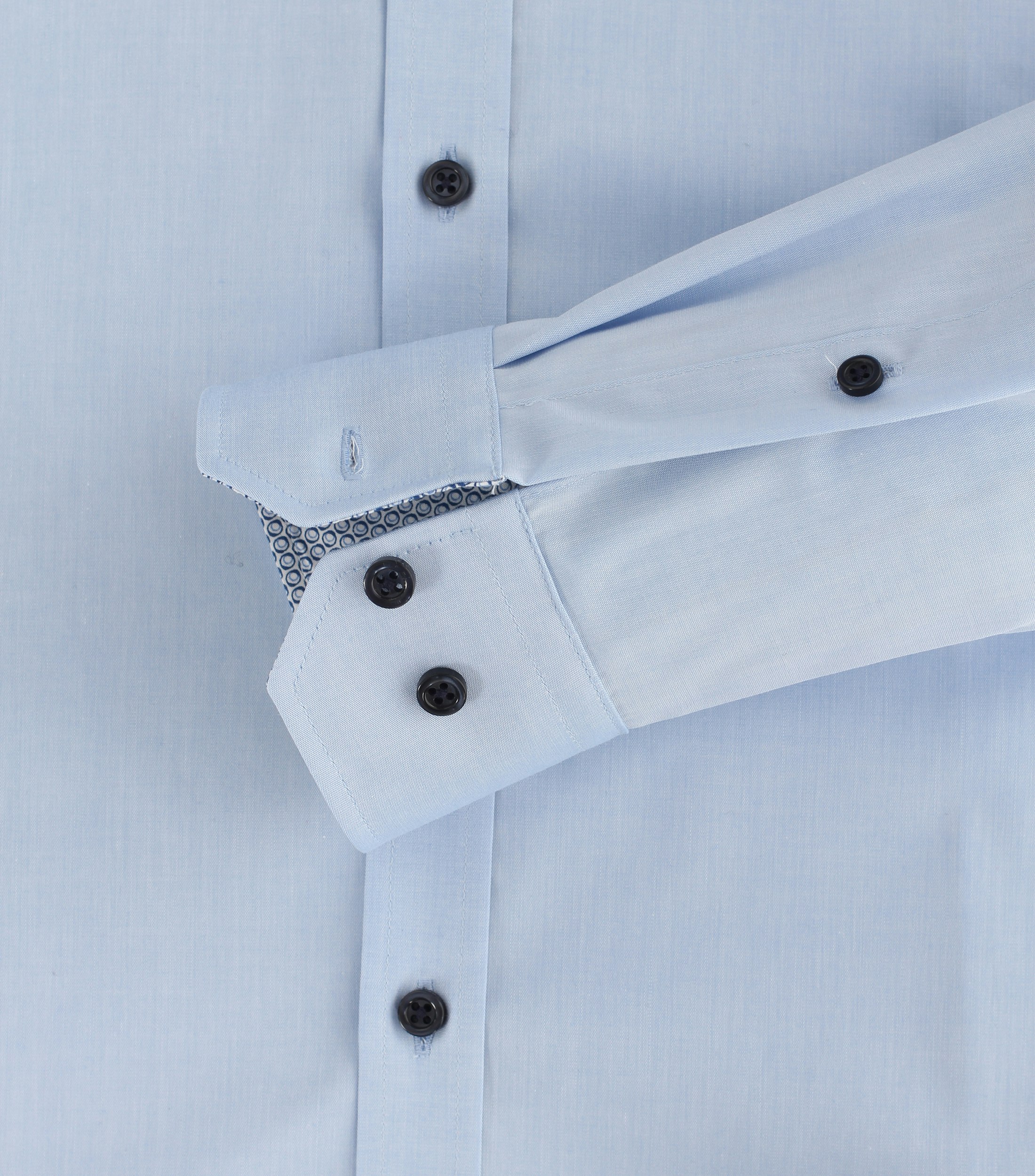 Ein Businesshemd im uni Muster in der Farbe Hellblau