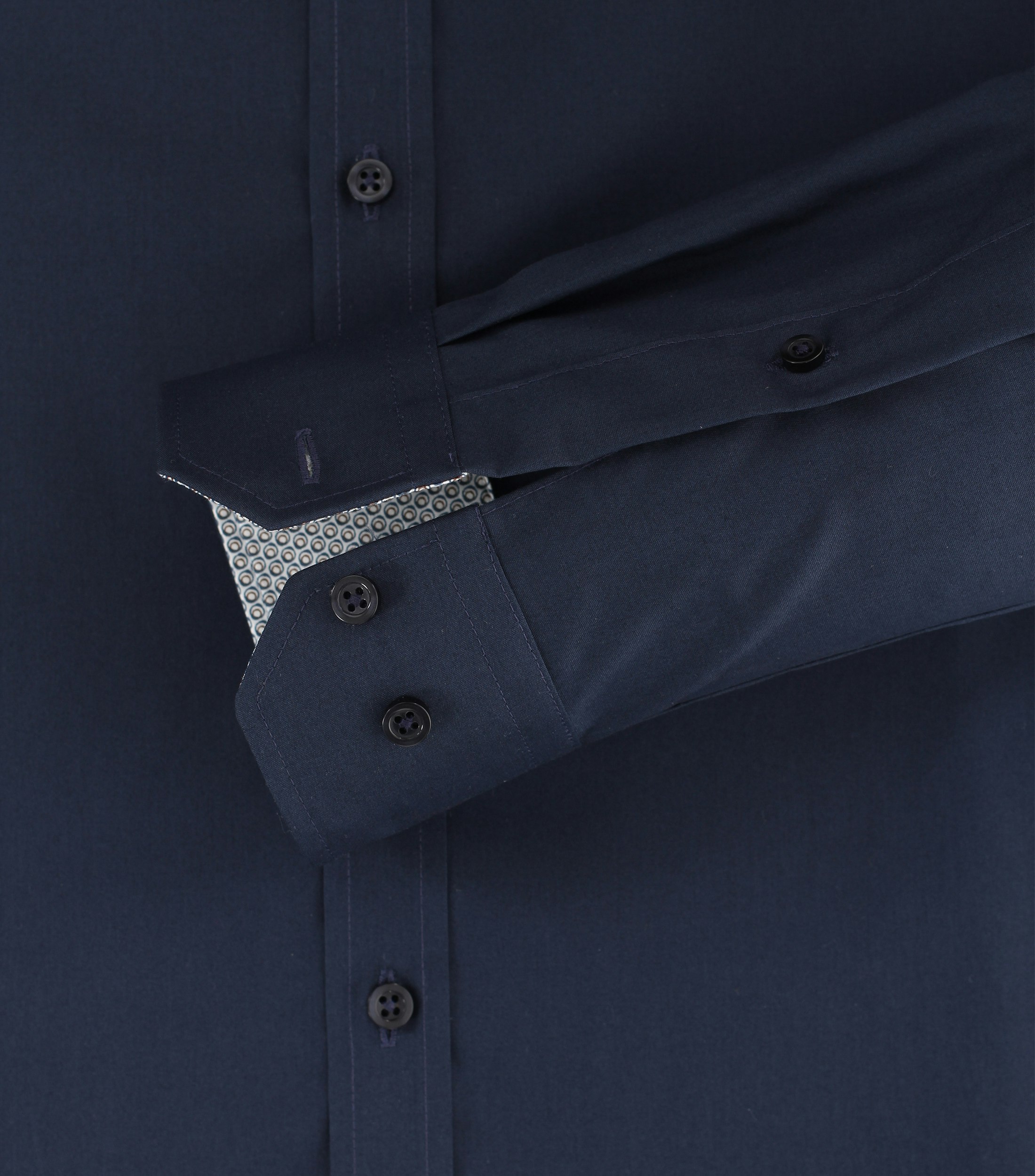 Ein Businesshemd im uni Muster in der Farbe Dunkelblau