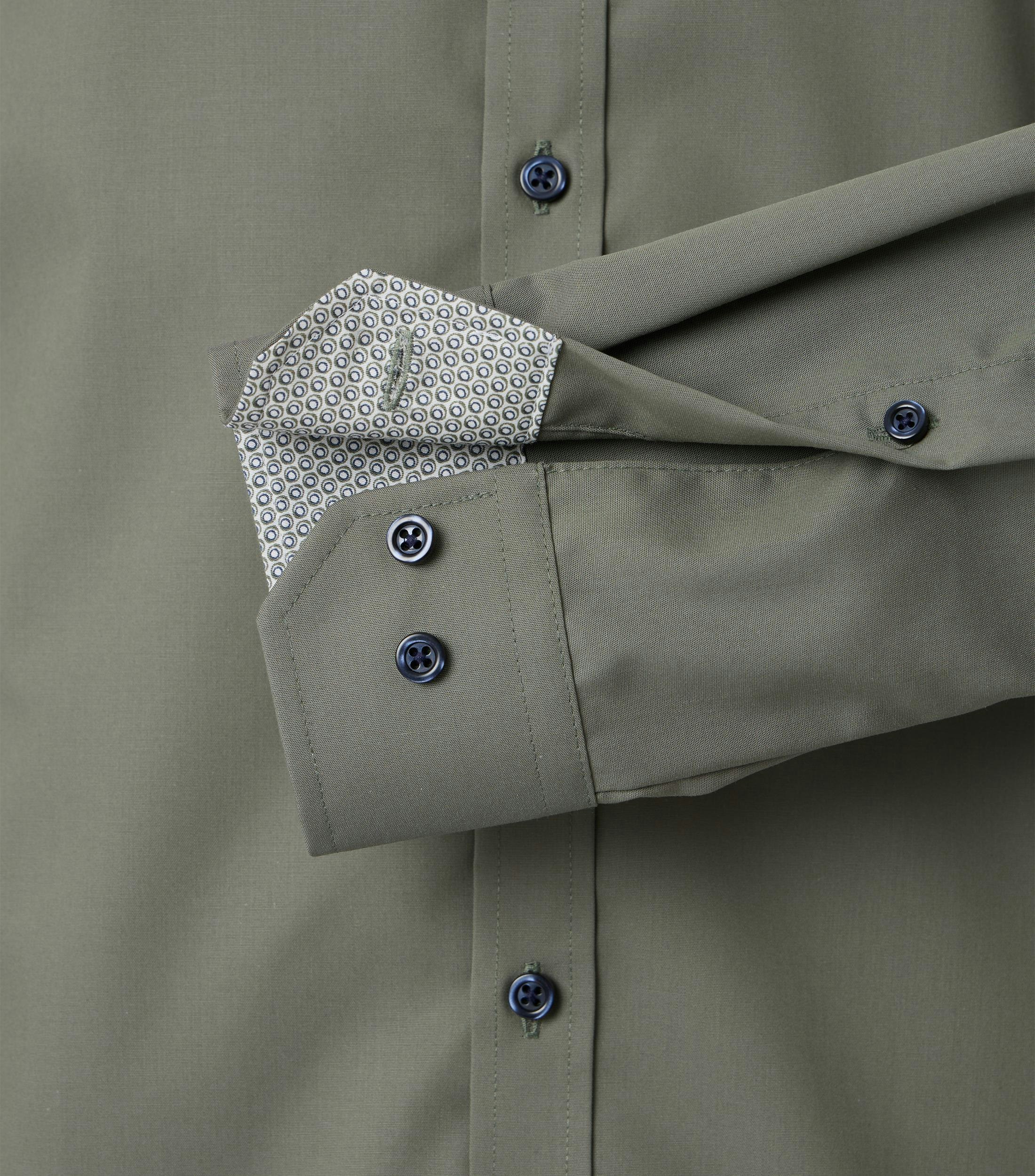 Ein Businesshemd im uni Muster in der Farbe Dunkelgrün