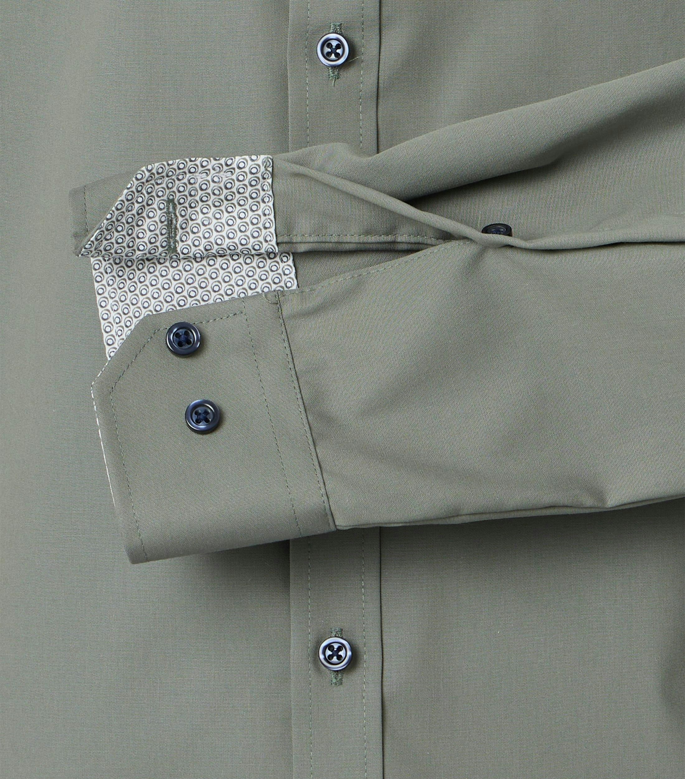 Ein Businesshemd im uni Muster in der Farbe Dunkelgrün