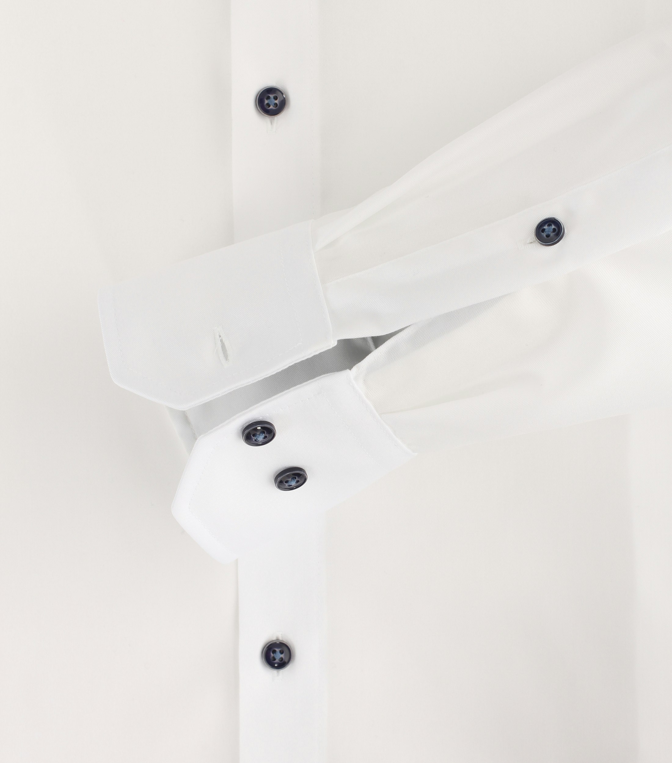 Ein Businesshemd im uni Muster in der Farbe Weiß