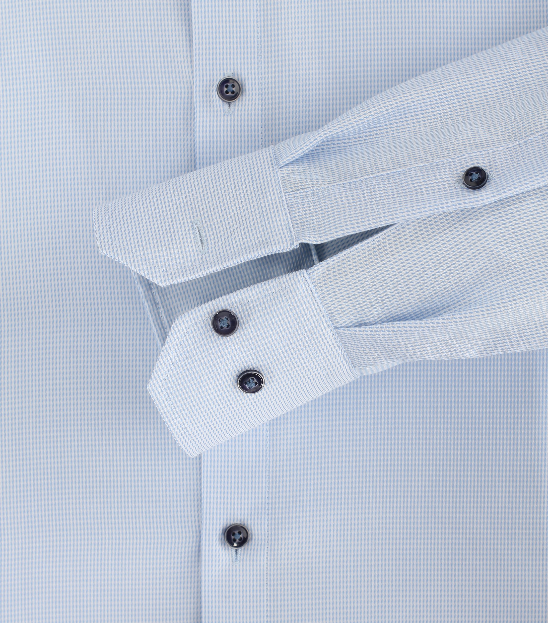 Ein Businesshemd im uni Muster in der Farbe Hellblau