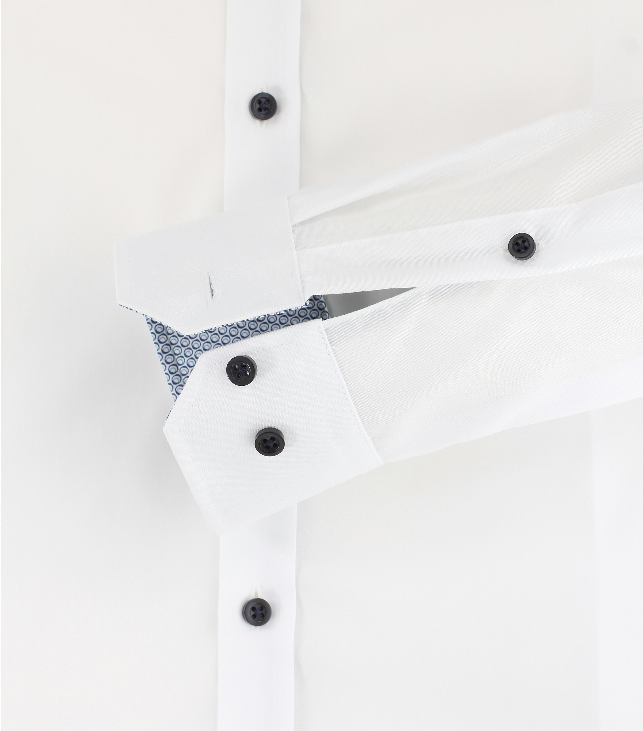 Ein Businesshemd im uni Muster in der Farbe Weiß