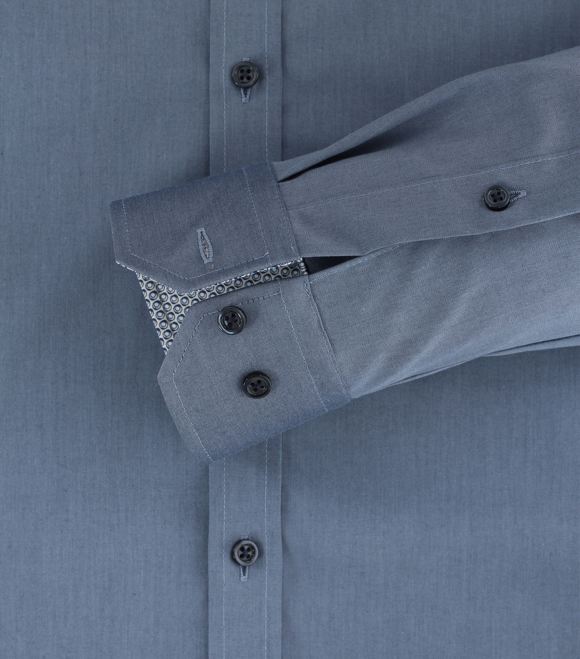 Ein Businesshemd im uni Muster in der Farbe Mittelblau