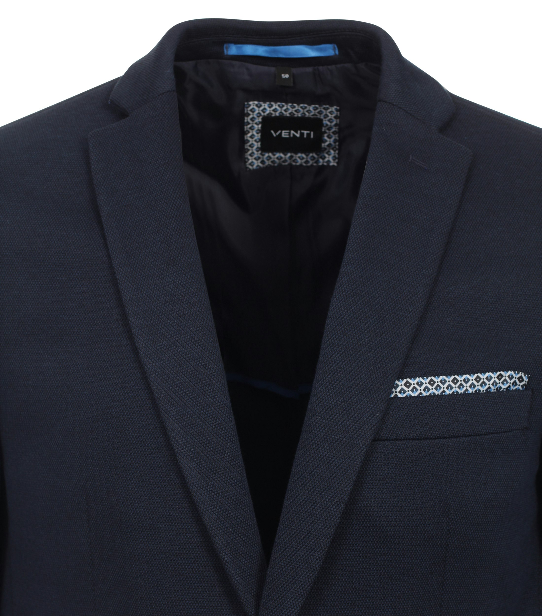 Das Model trägt ein Sakko im uni Muster in der Farbe Dunkelblau