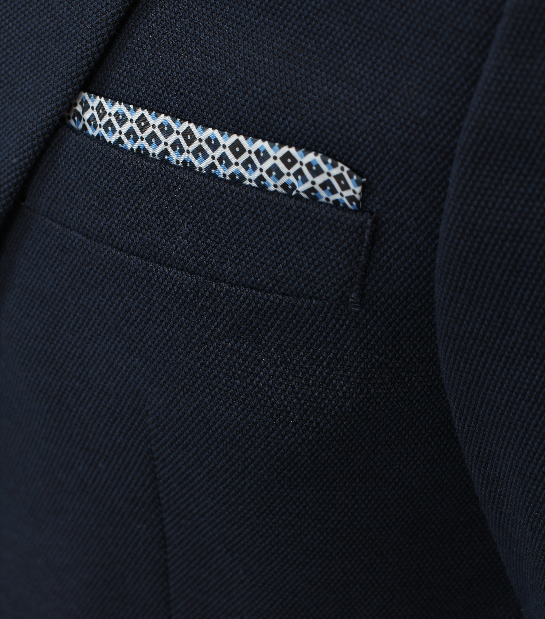 Das Model trägt ein Sakko im uni Muster in der Farbe Dunkelblau