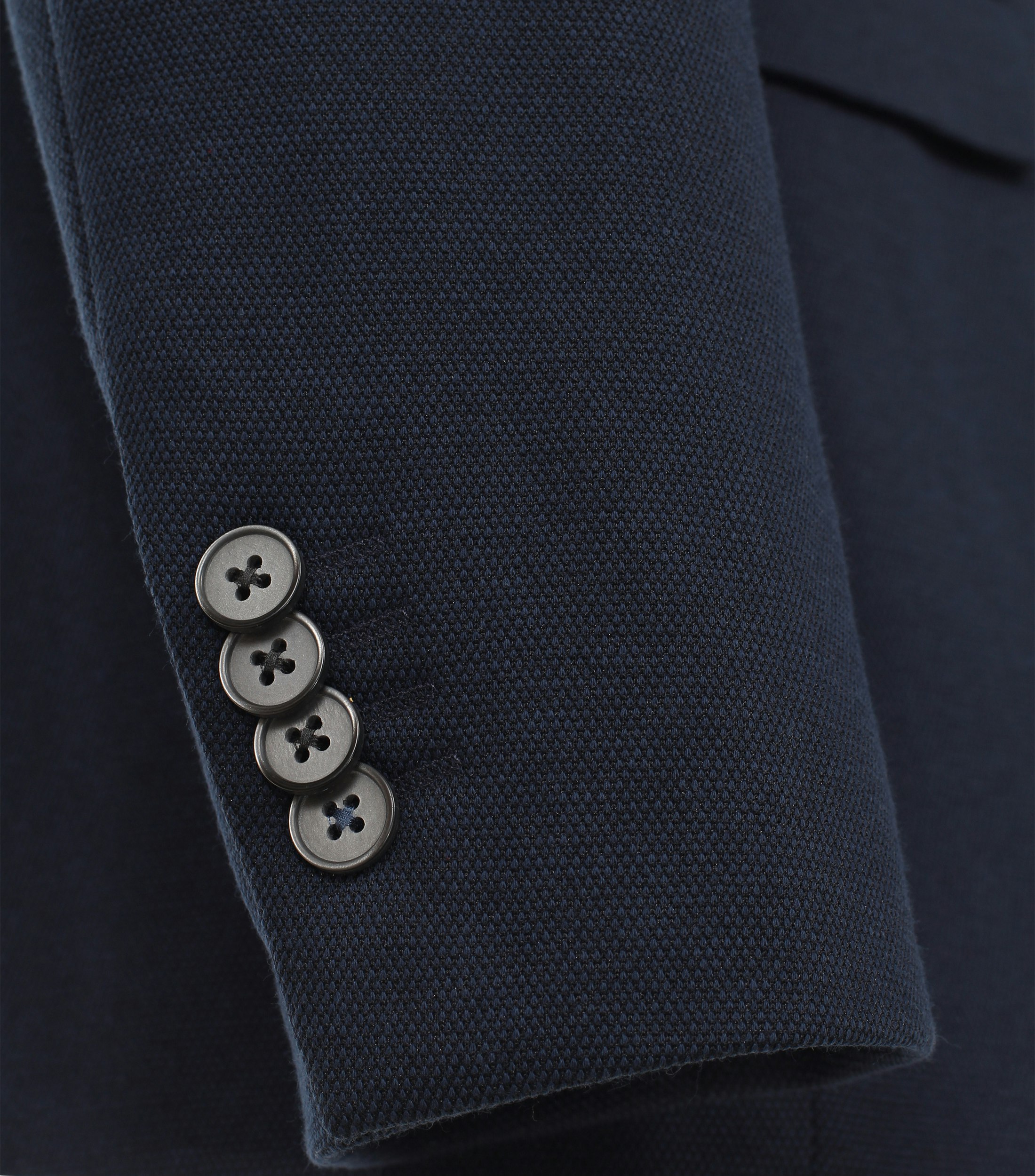 Das Model trägt ein Sakko im uni Muster in der Farbe Dunkelblau