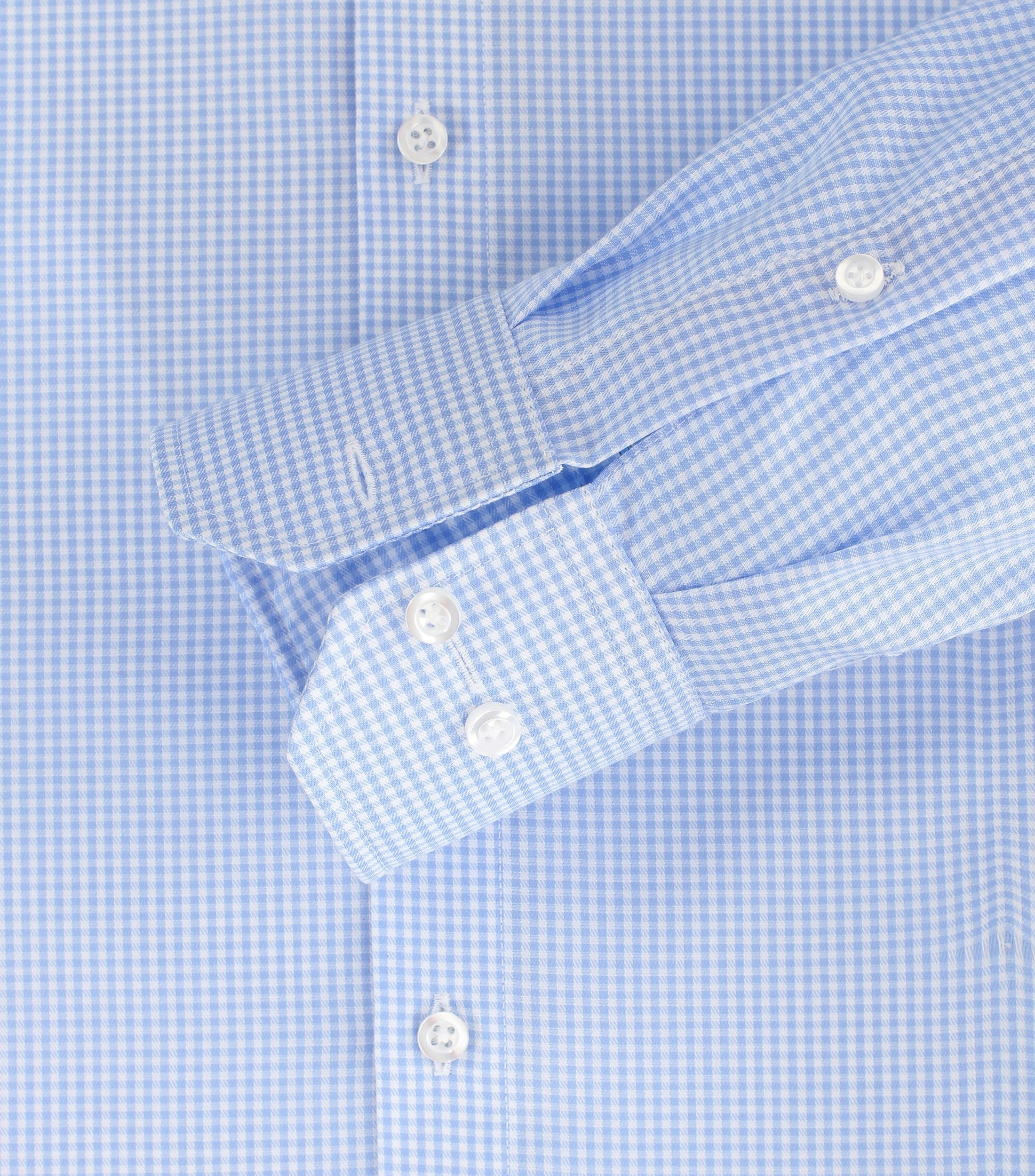 Ein Businesshemd im kariert Muster in der Farbe Hellblau