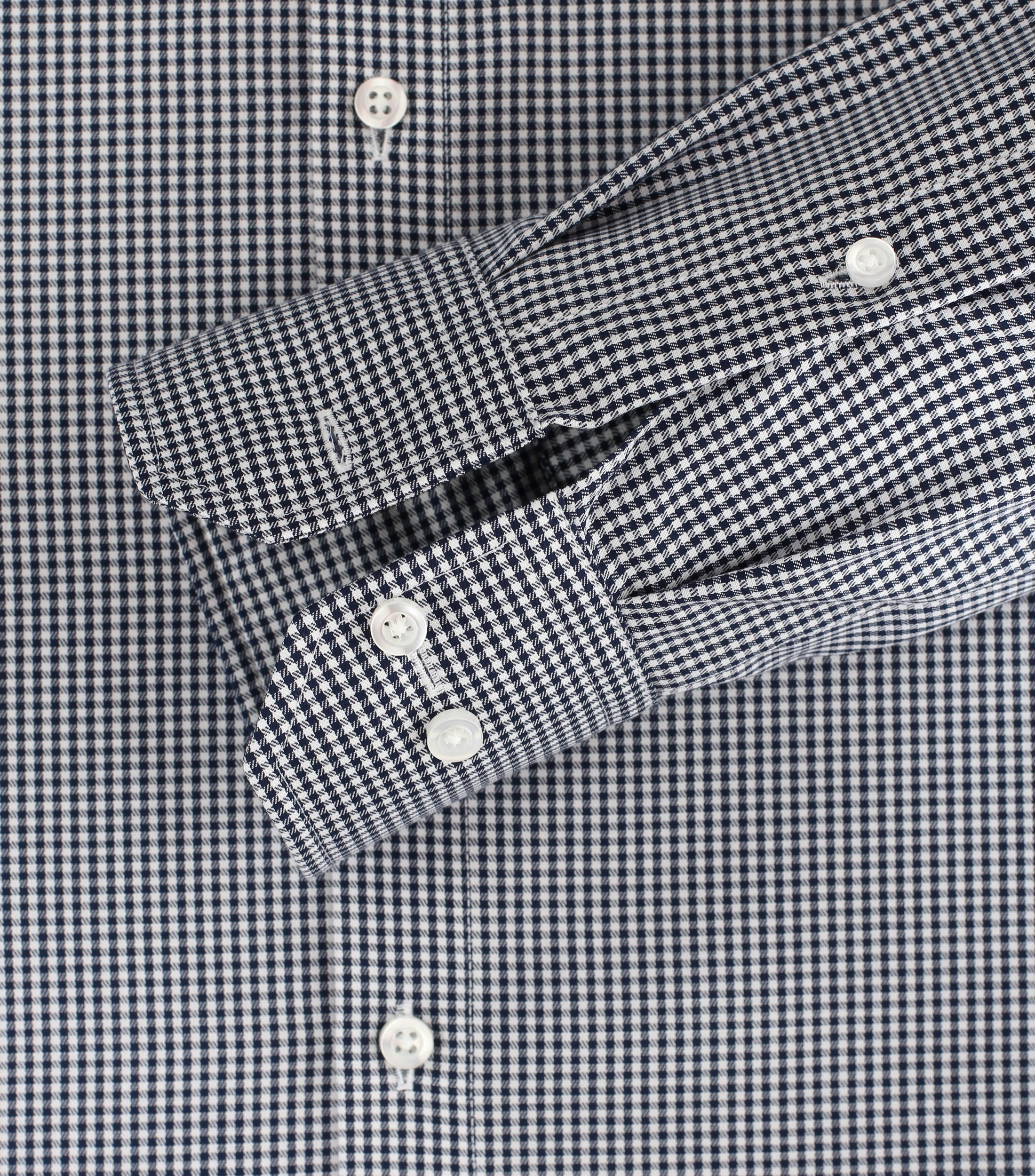 Ein Businesshemd im kariert Muster in der Farbe Mittelblau