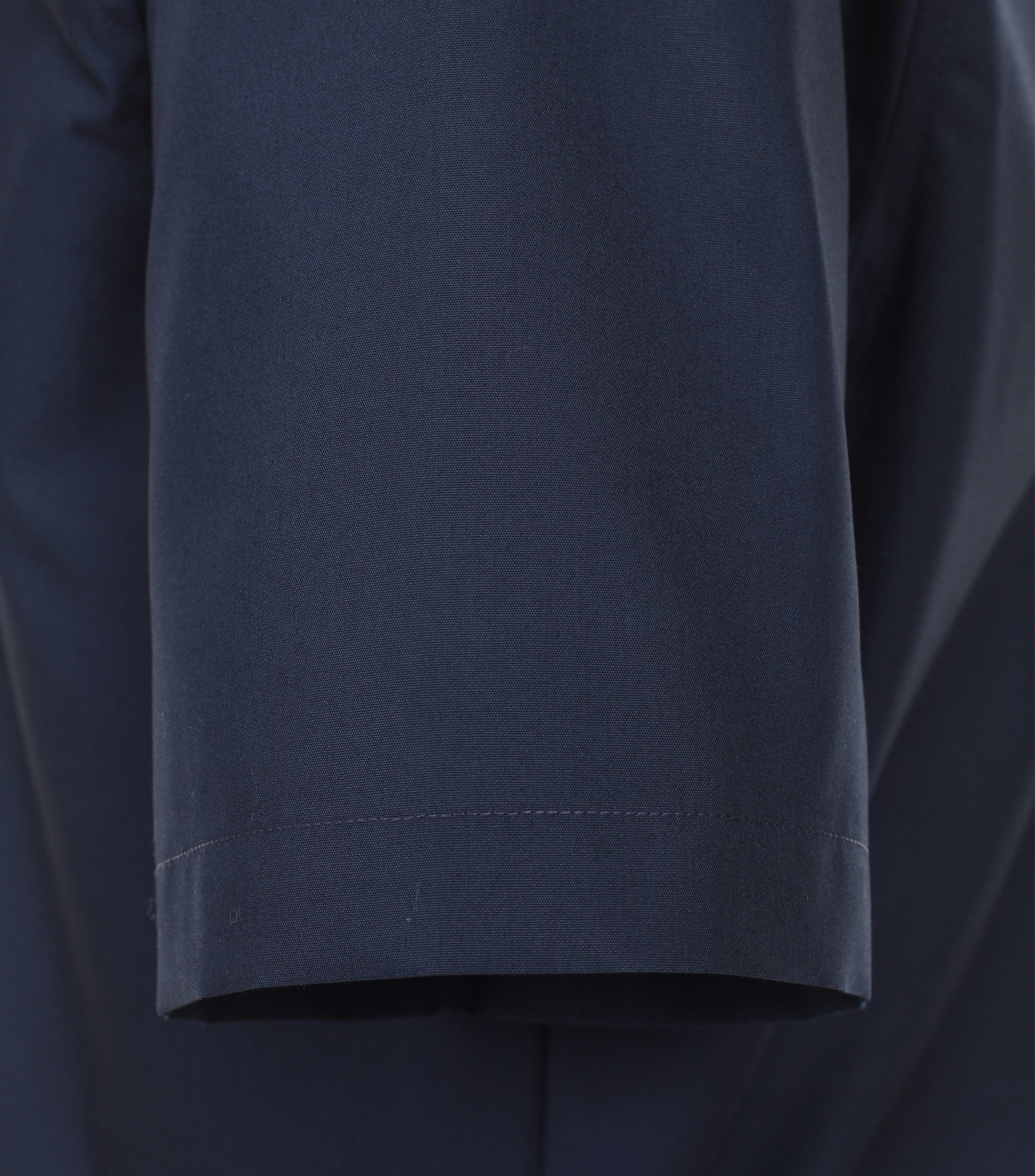 Ein Businesshemd im uni Muster in der Farbe Dunkelblau