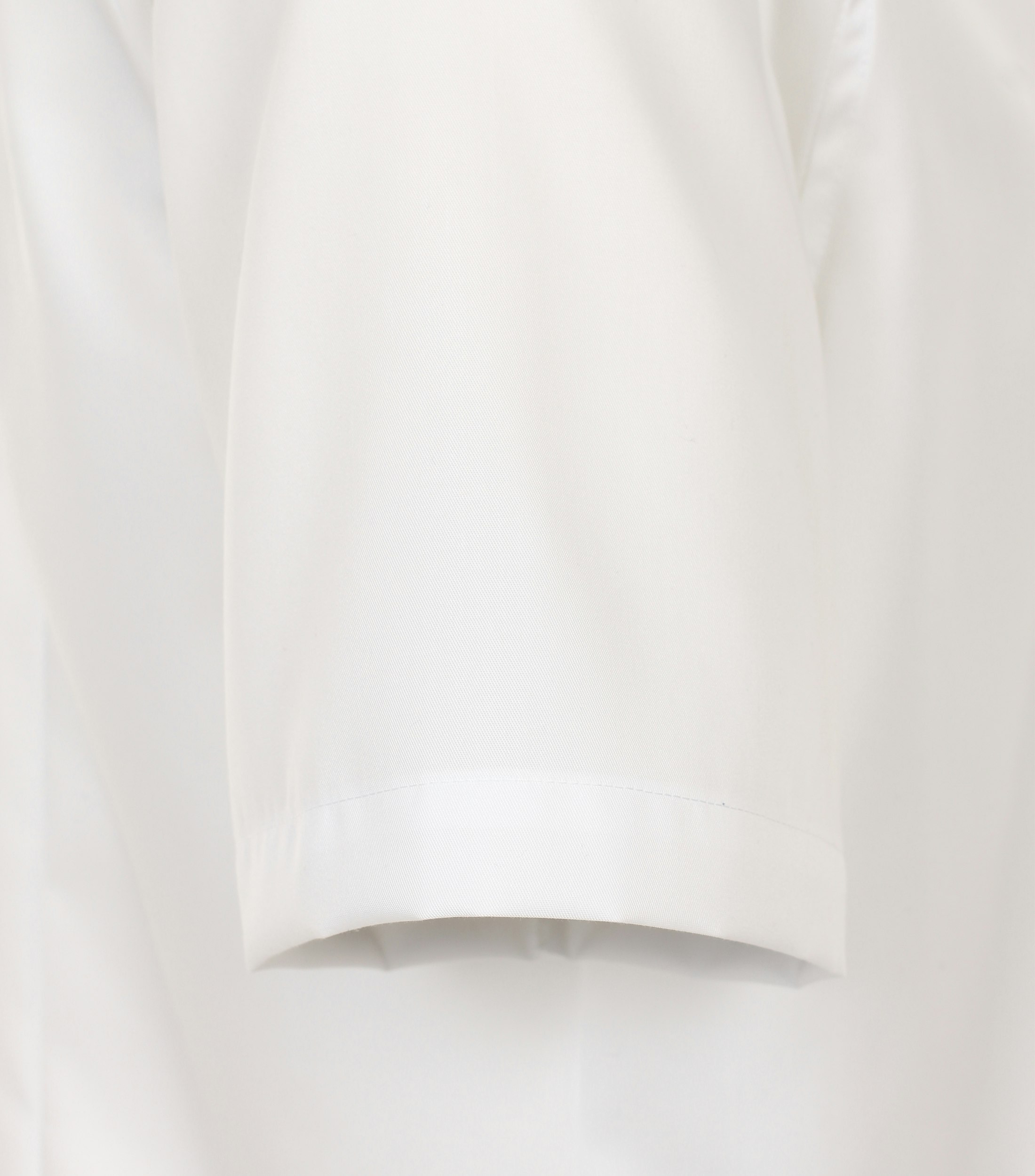 Ein Businesshemd im uni Muster in der Farbe Weiß