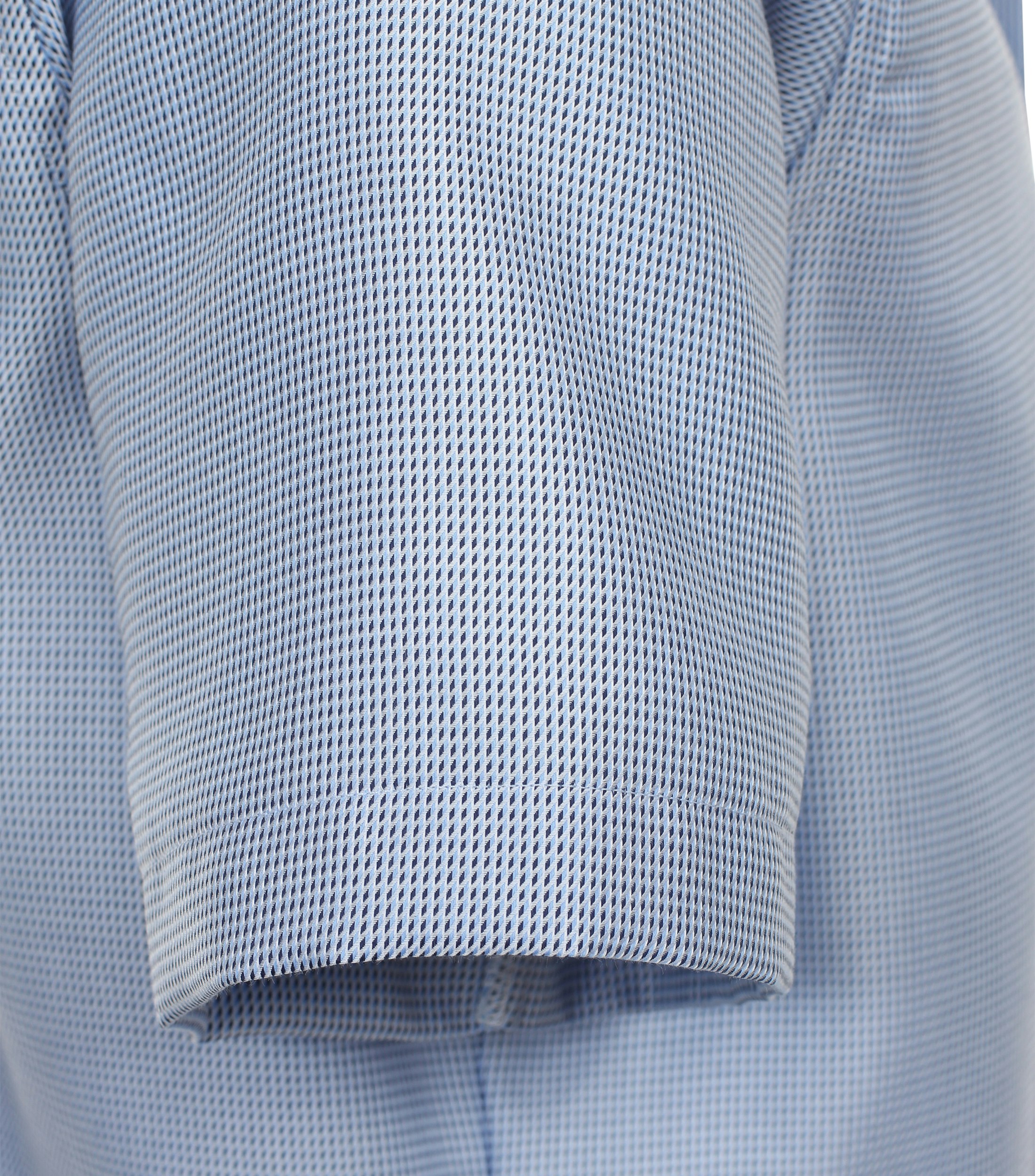 Ein Businesshemd im uni Muster in der Farbe Mittelblau