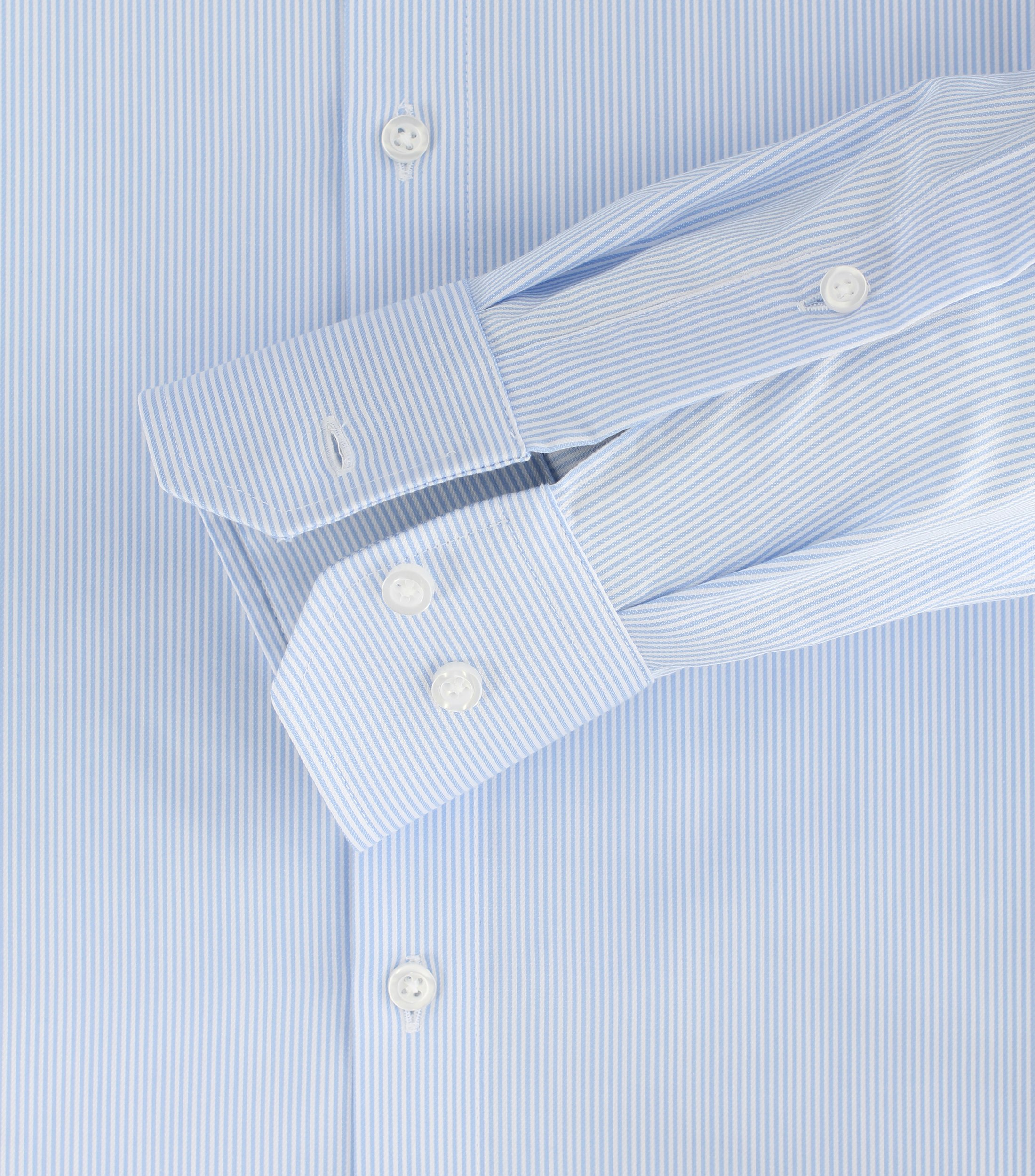 Ein Businesshemd im gestreift Muster in der Farbe Hellblau