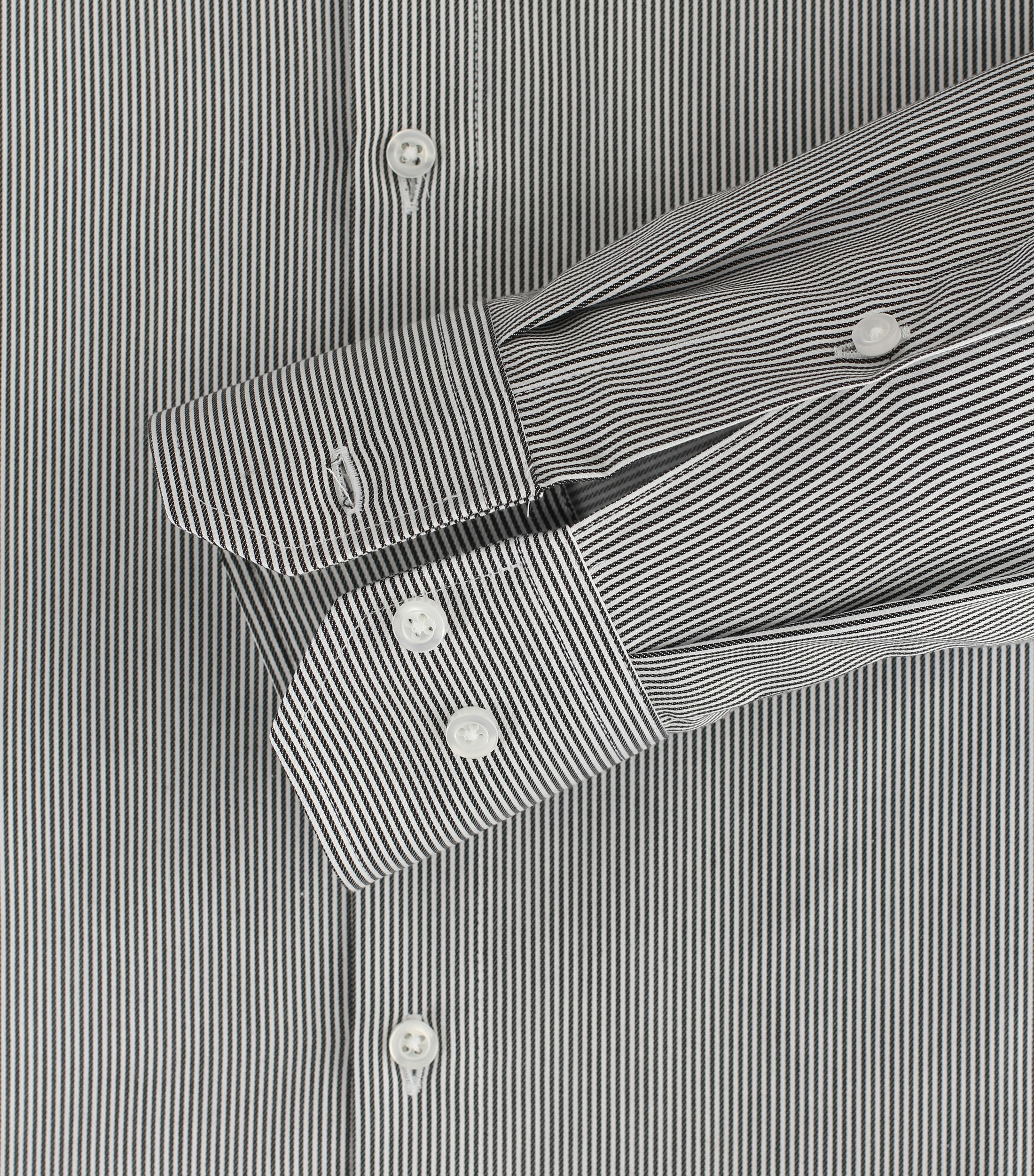Ein Businesshemd im gestreift Muster in der Farbe Schwarz
