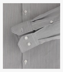 Ein Businesshemd im gestreift Muster in der Farbe Schwarz