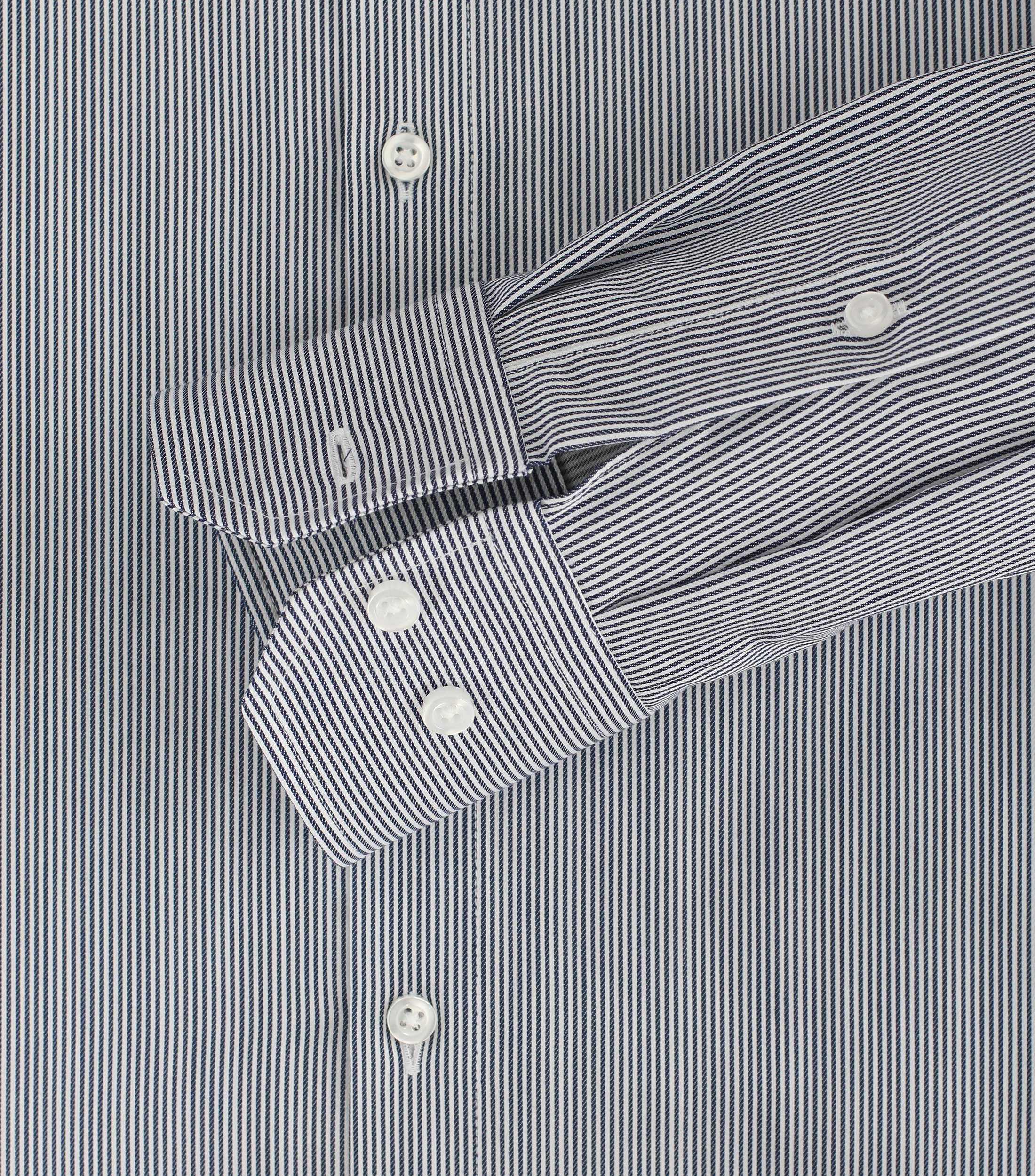 Ein Businesshemd im gestreift Muster in der Farbe Mittelblau