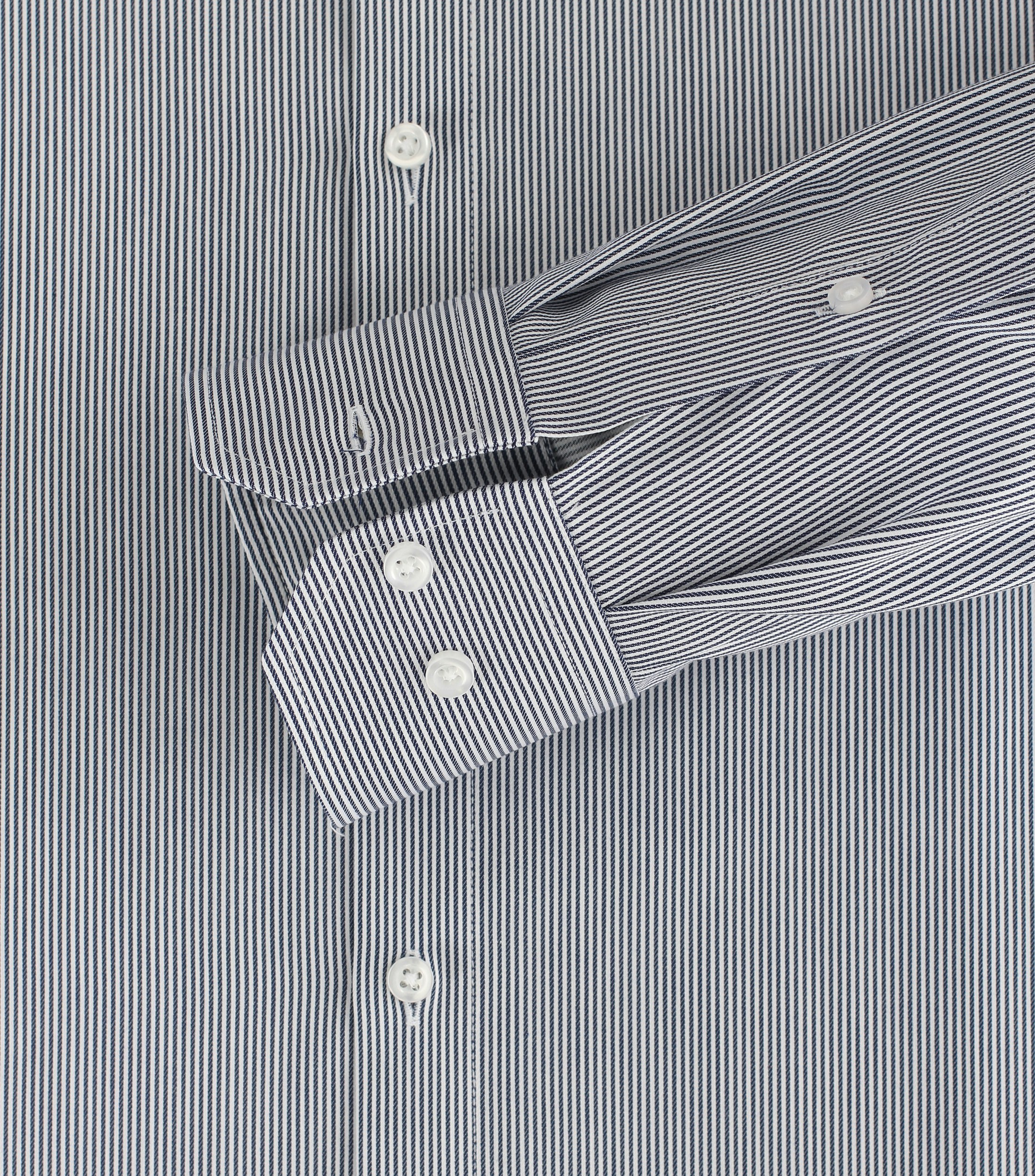 Ein Businesshemd im gestreift Muster in der Farbe Mittelblau