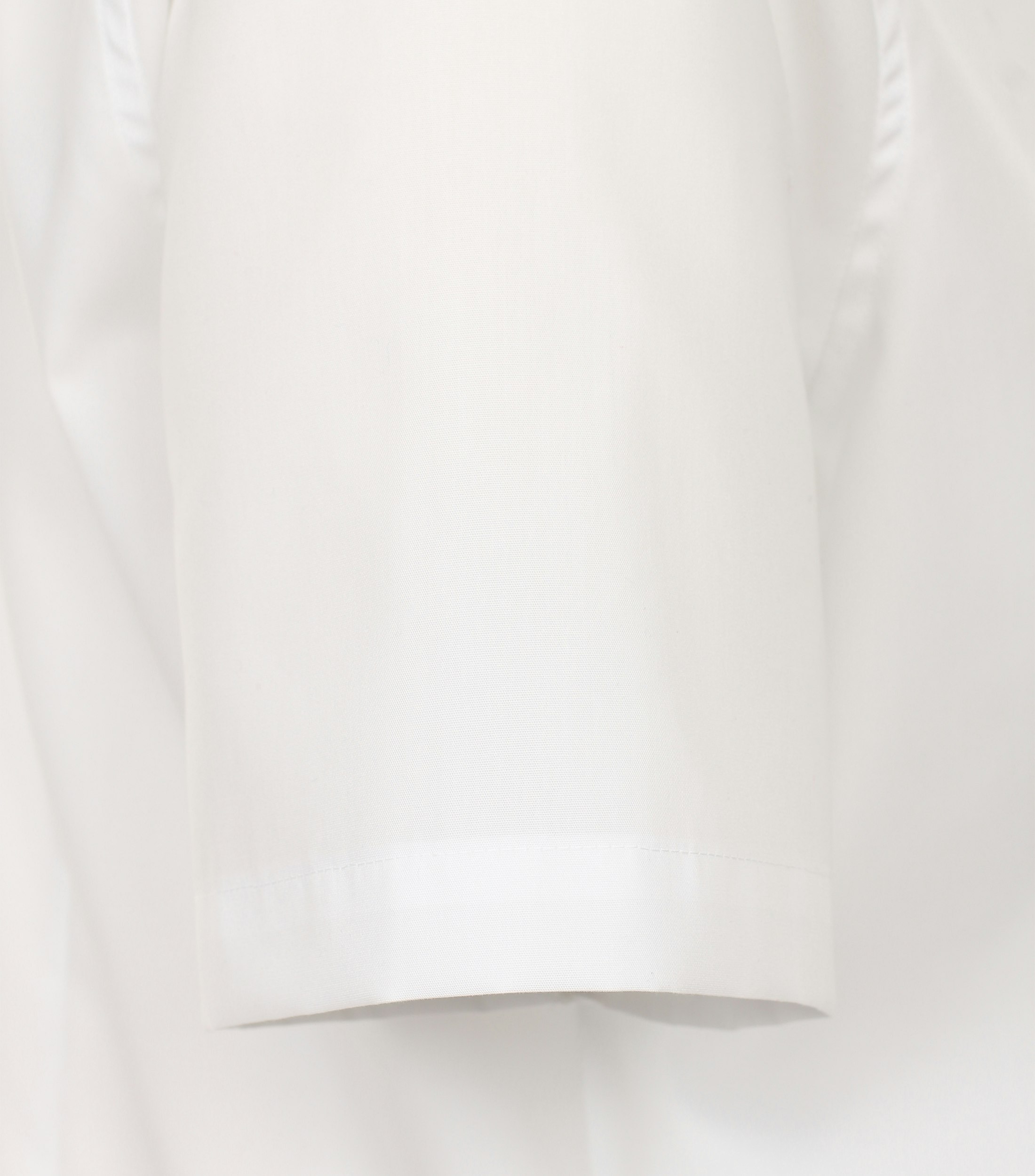 Ein Businesshemd im uni Muster in der Farbe Weiß