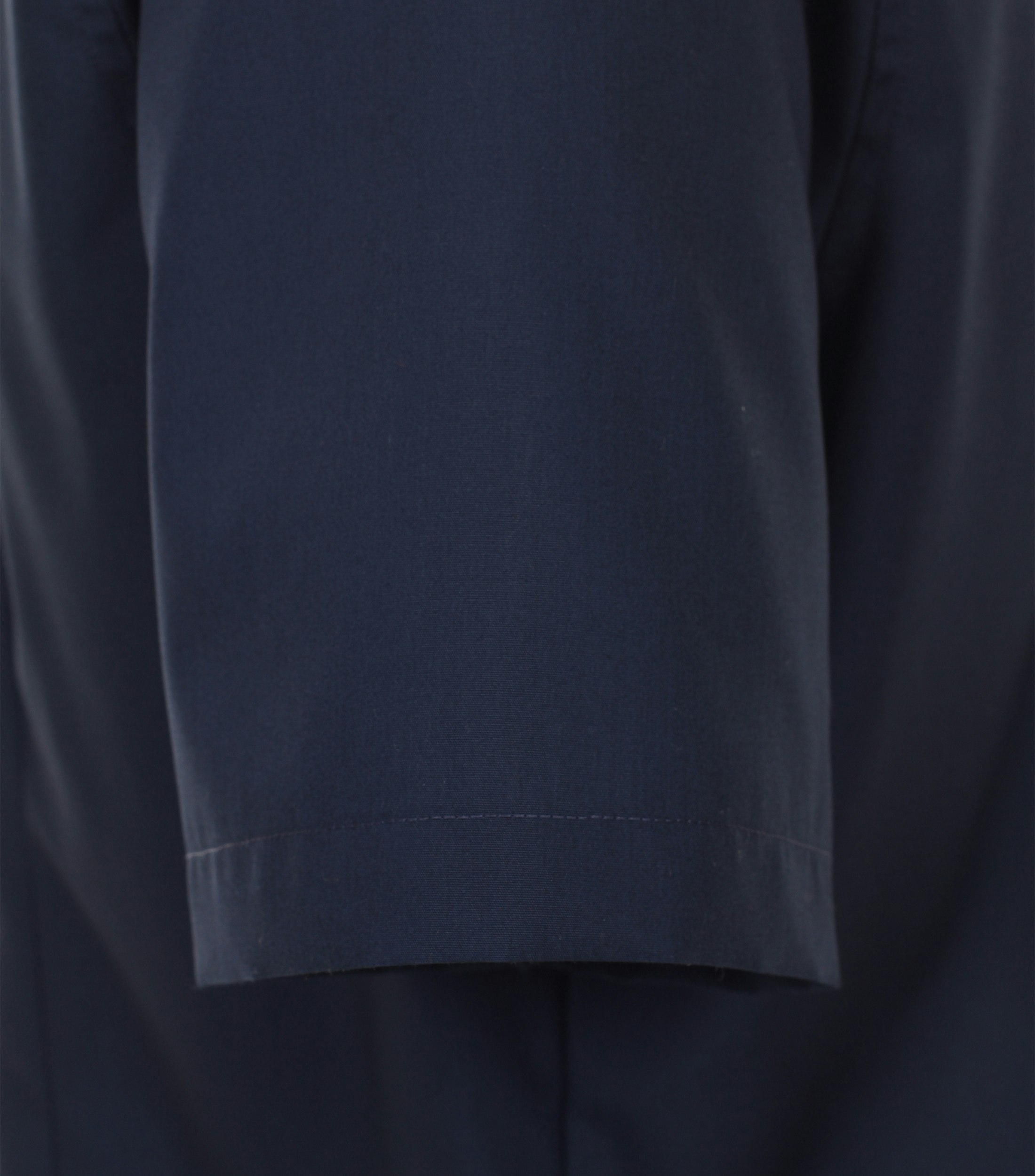 Ein Businesshemd im uni Muster in der Farbe Dunkelblau