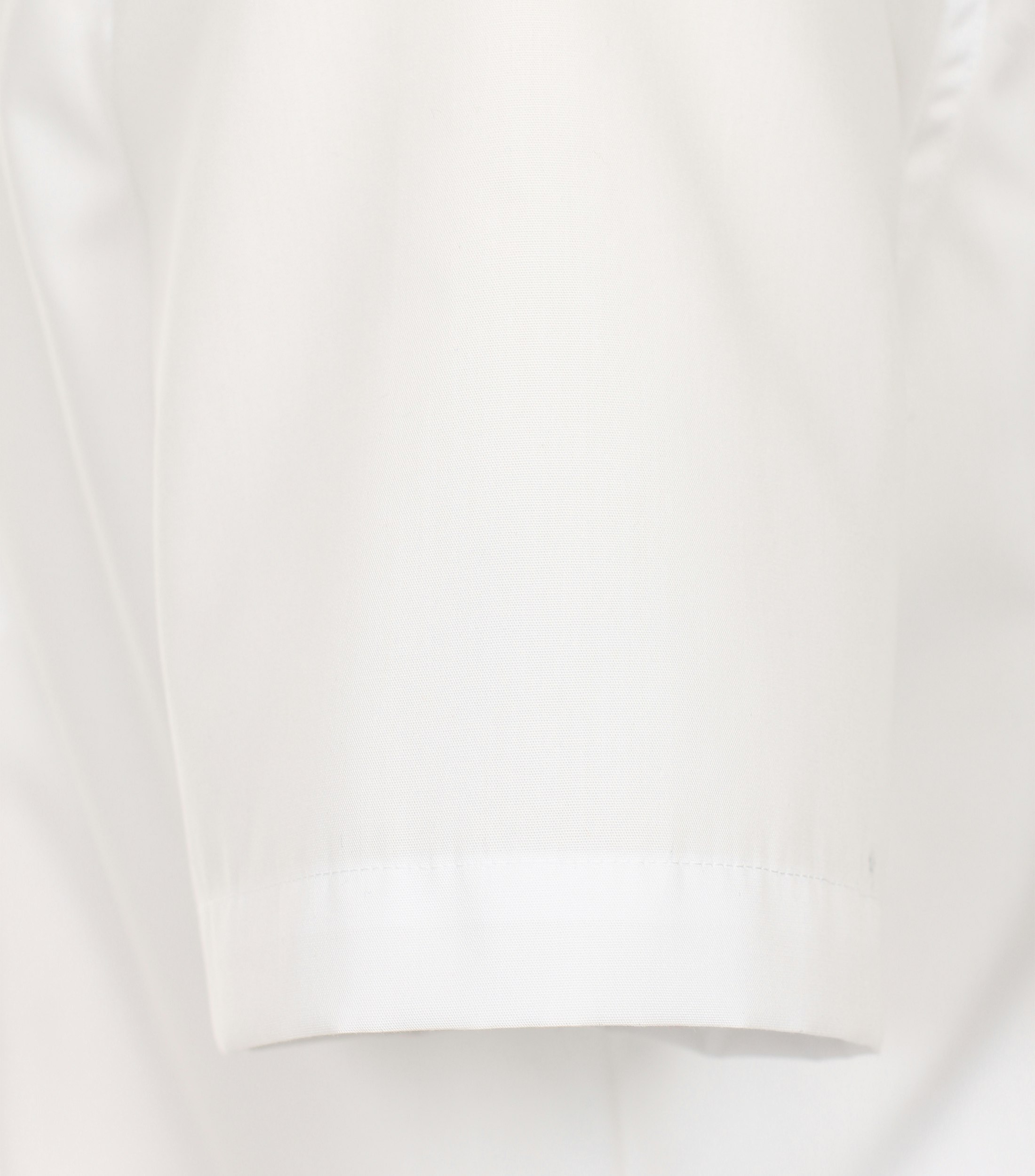 Ein Businesshemd im uni Muster in der Farbe Schneeweiß