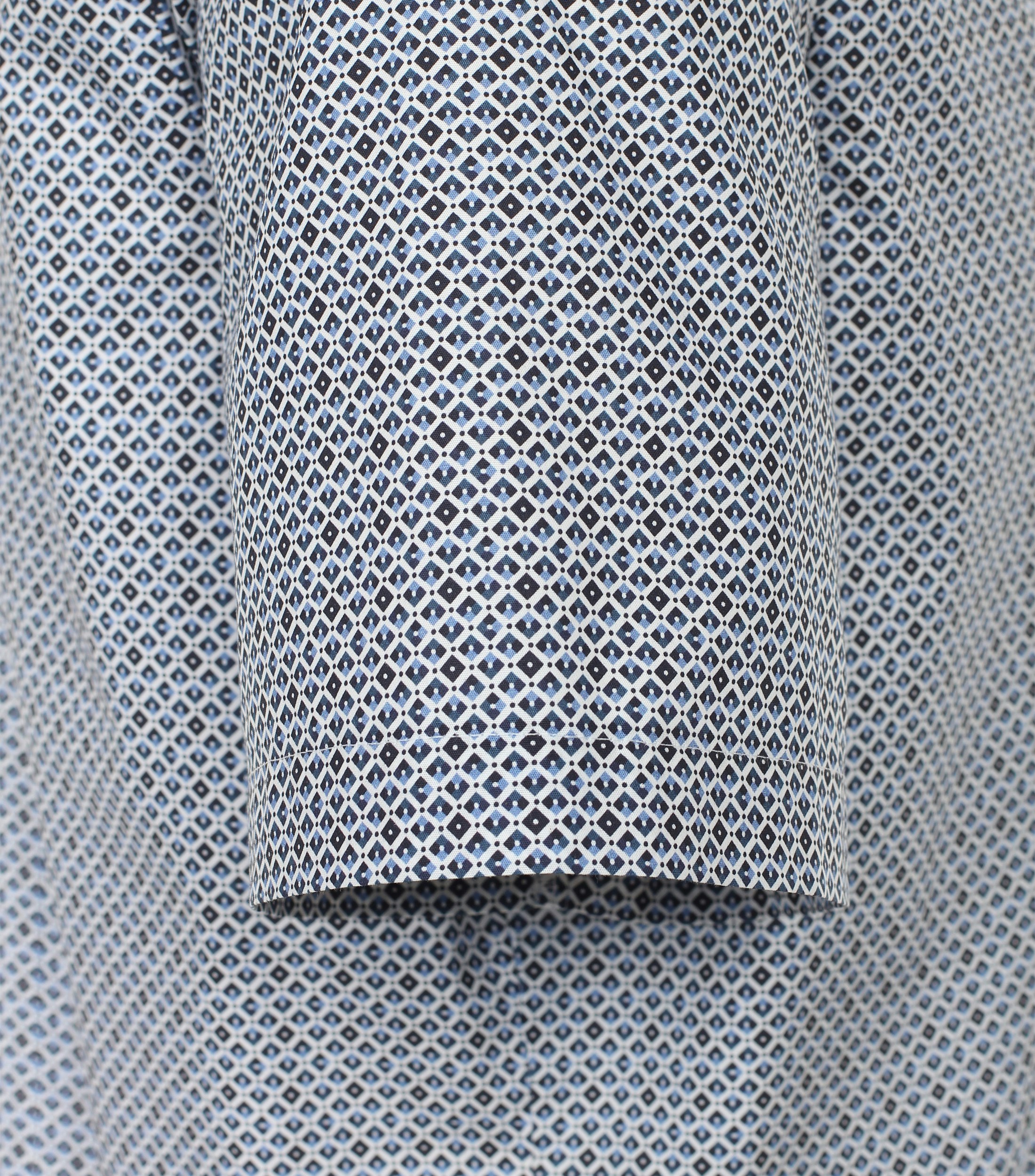 Ein Businesshemd im Print Muster in der Farbe Dunkelblau