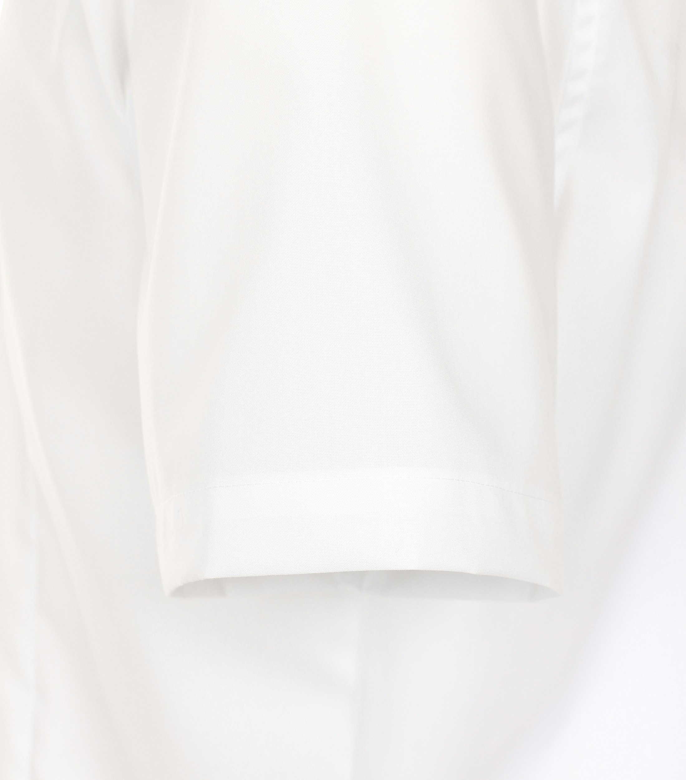 Ein Businesshemd im uni Muster in der Farbe Weiß