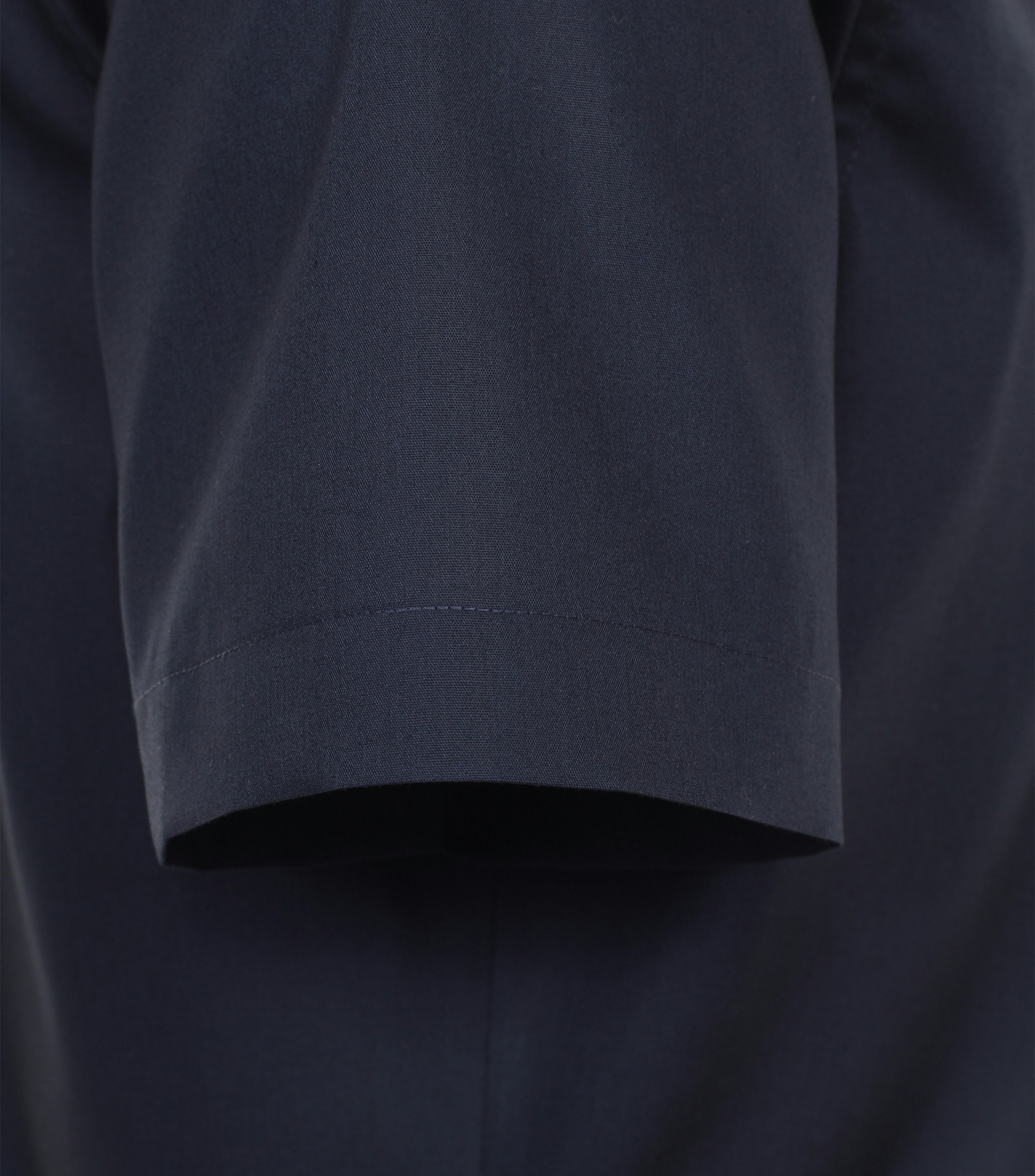 Ein Businesshemd im uni Muster in der Farbe Dunkelblau