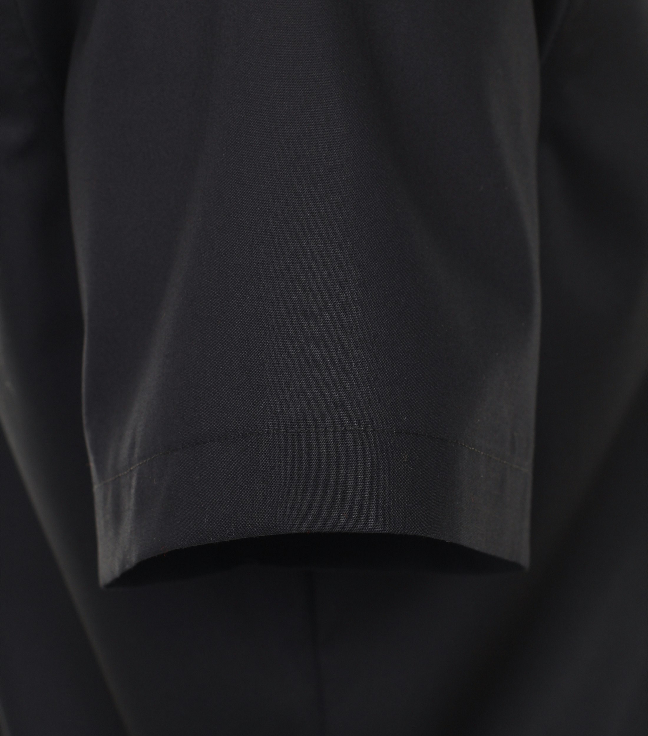 Ein Businesshemd im uni Muster in der Farbe Schwarz