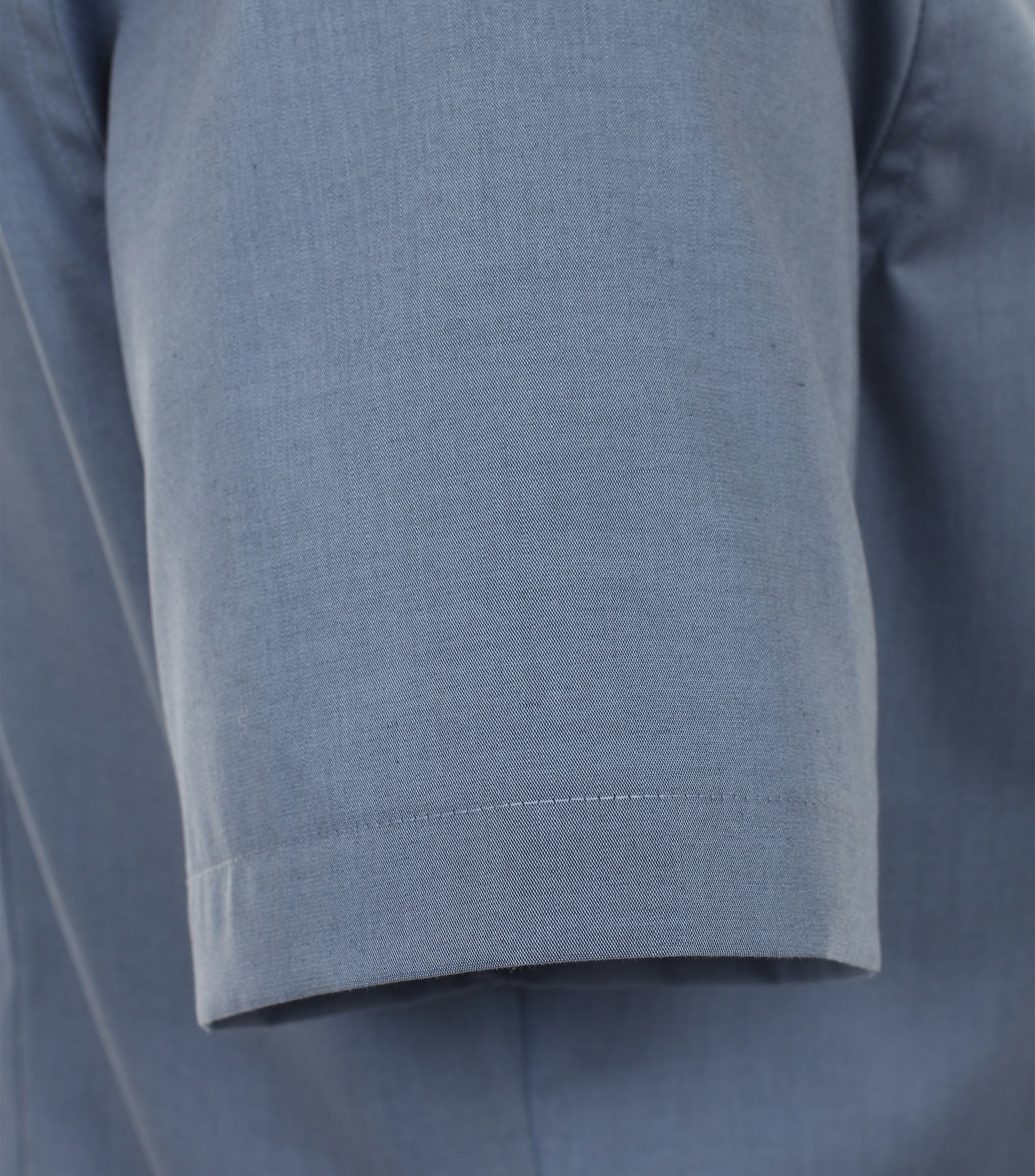 Ein Businesshemd im uni Muster in der Farbe Mittelblau